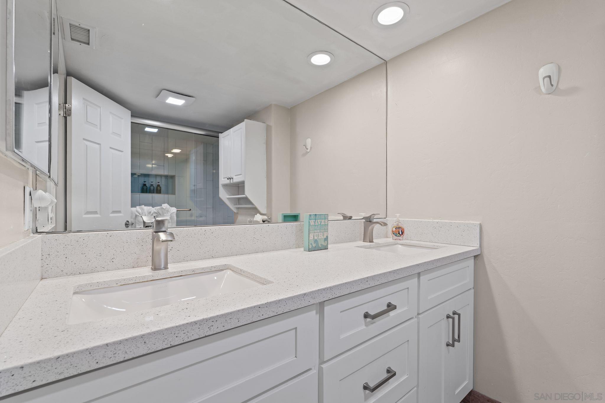 Detail Gallery Image 34 of 44 For 1177  Pacific Beach Drive  #a,  San Diego,  CA 92109 - 3 Beds | 2 Baths