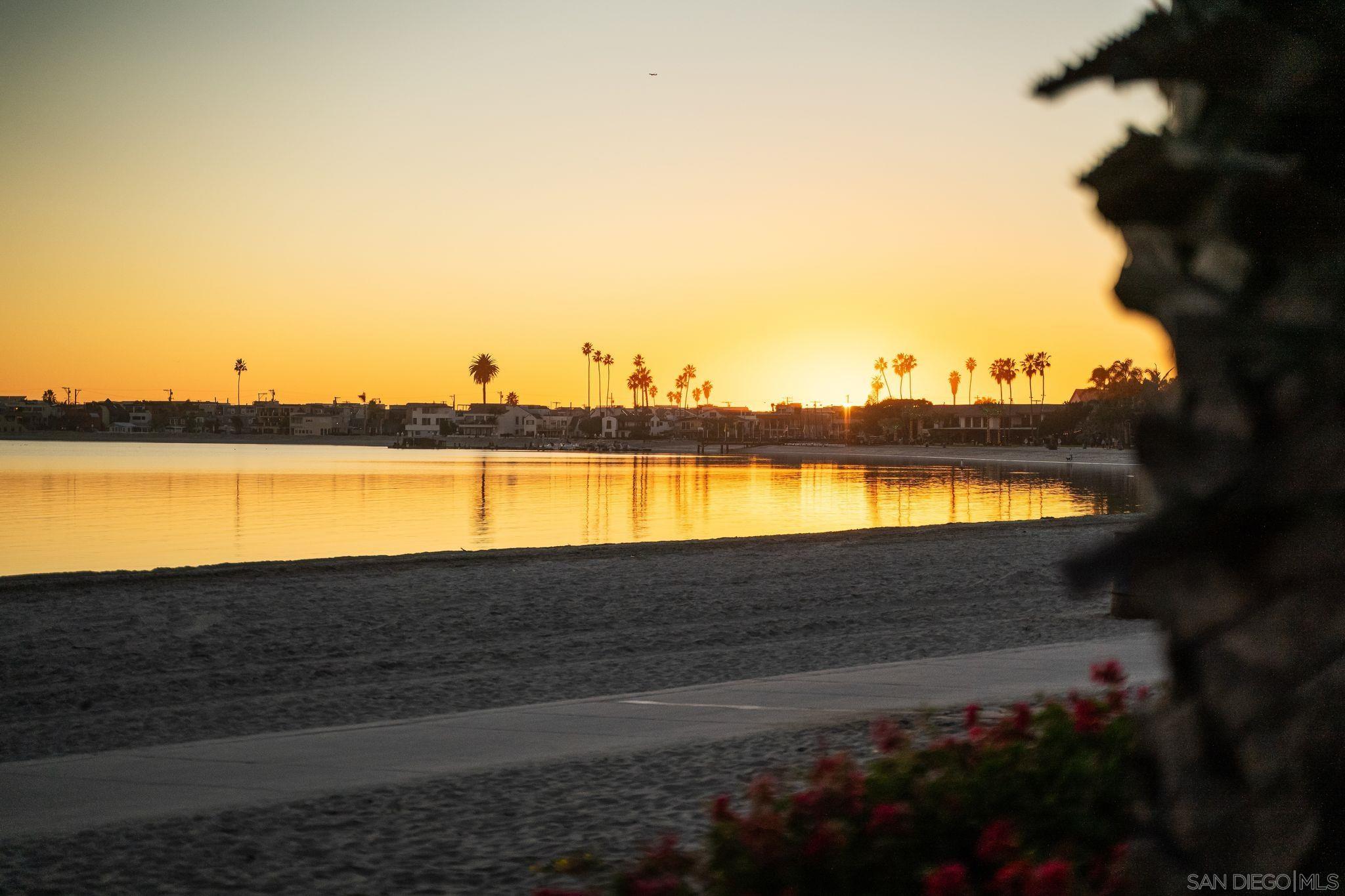 Detail Gallery Image 6 of 44 For 1177  Pacific Beach Drive  #a,  San Diego,  CA 92109 - 3 Beds | 2 Baths