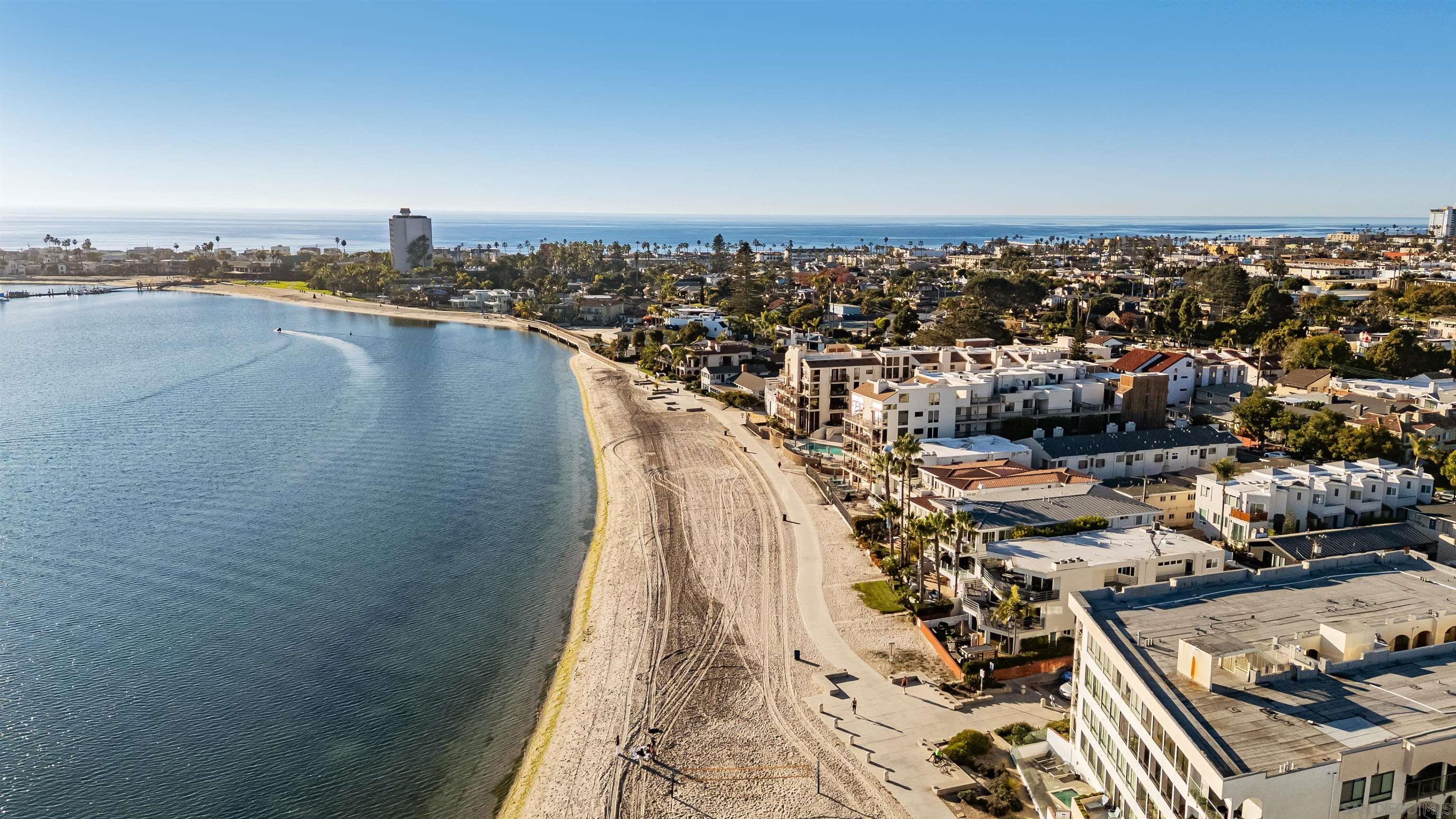 Detail Gallery Image 8 of 44 For 1177  Pacific Beach Drive  #a,  San Diego,  CA 92109 - 3 Beds | 2 Baths