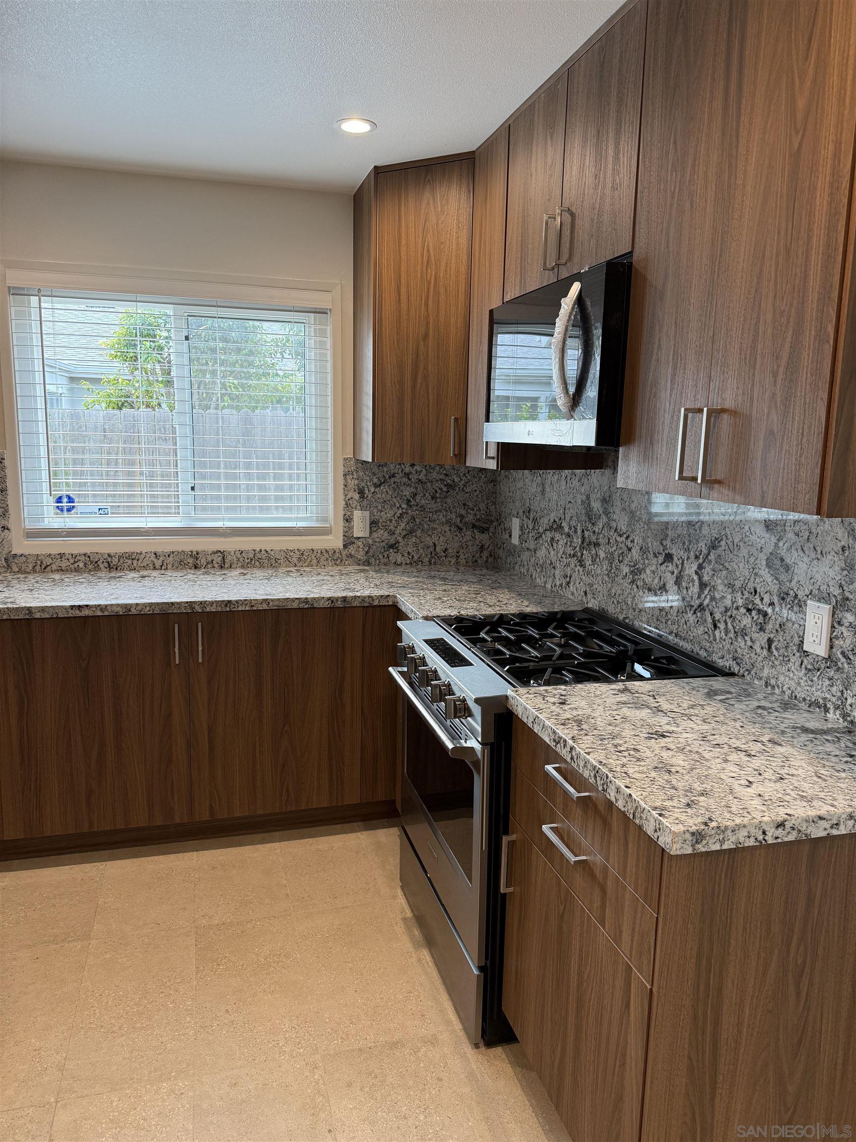 Detail Gallery Image 11 of 20 For 2914  Governor Dr, San Diego,  CA 92122 - 4 Beds | 2 Baths