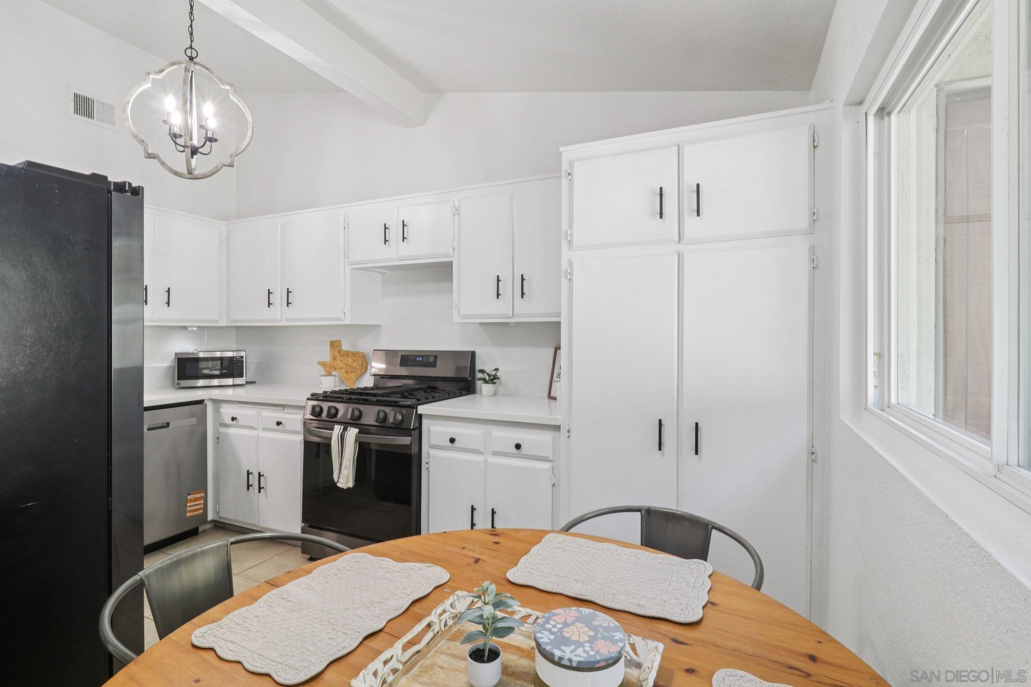 Detail Gallery Image 2 of 36 For 9055  Calle Lucia, Lakeside,  CA 92040 - 4 Beds | 2 Baths