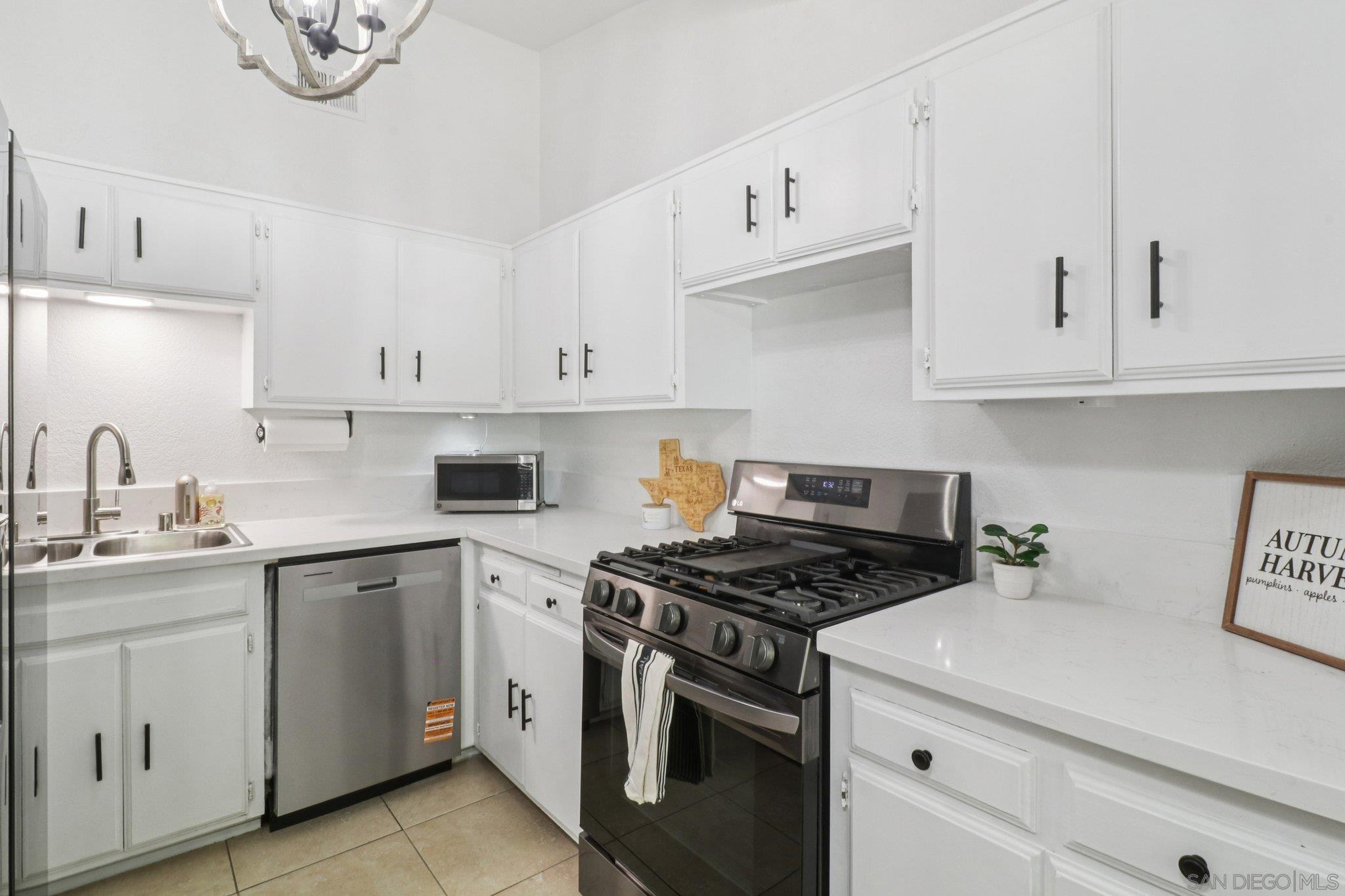 Detail Gallery Image 9 of 36 For 9055  Calle Lucia, Lakeside,  CA 92040 - 4 Beds | 2 Baths