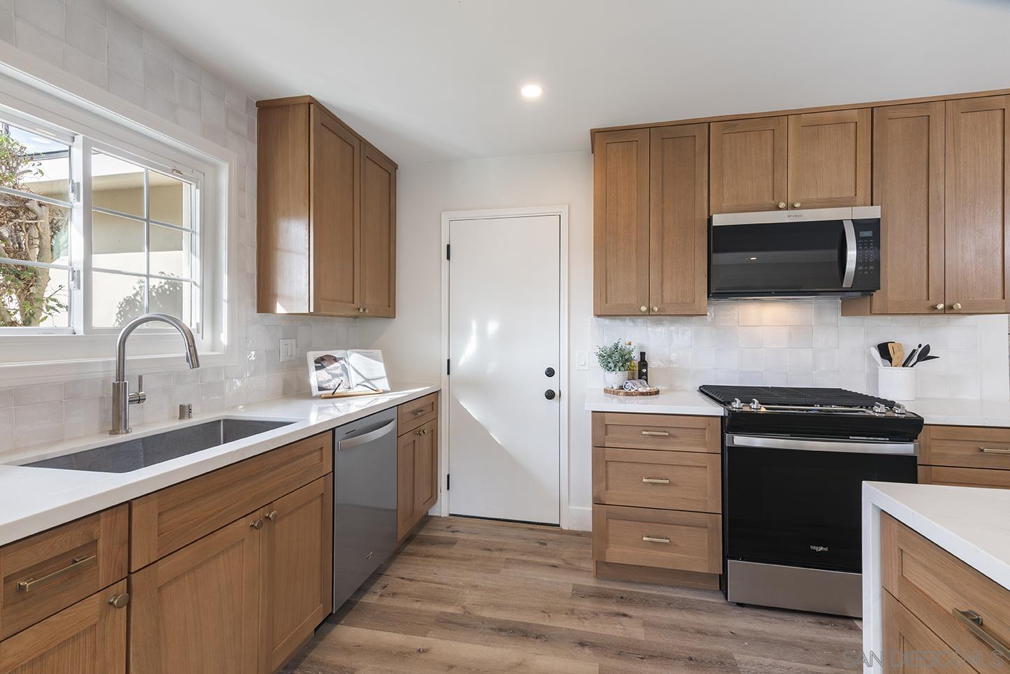 Detail Gallery Image 13 of 50 For 522  Garfield St, Oceanside,  CA 92054 - 5 Beds | 2/1 Baths