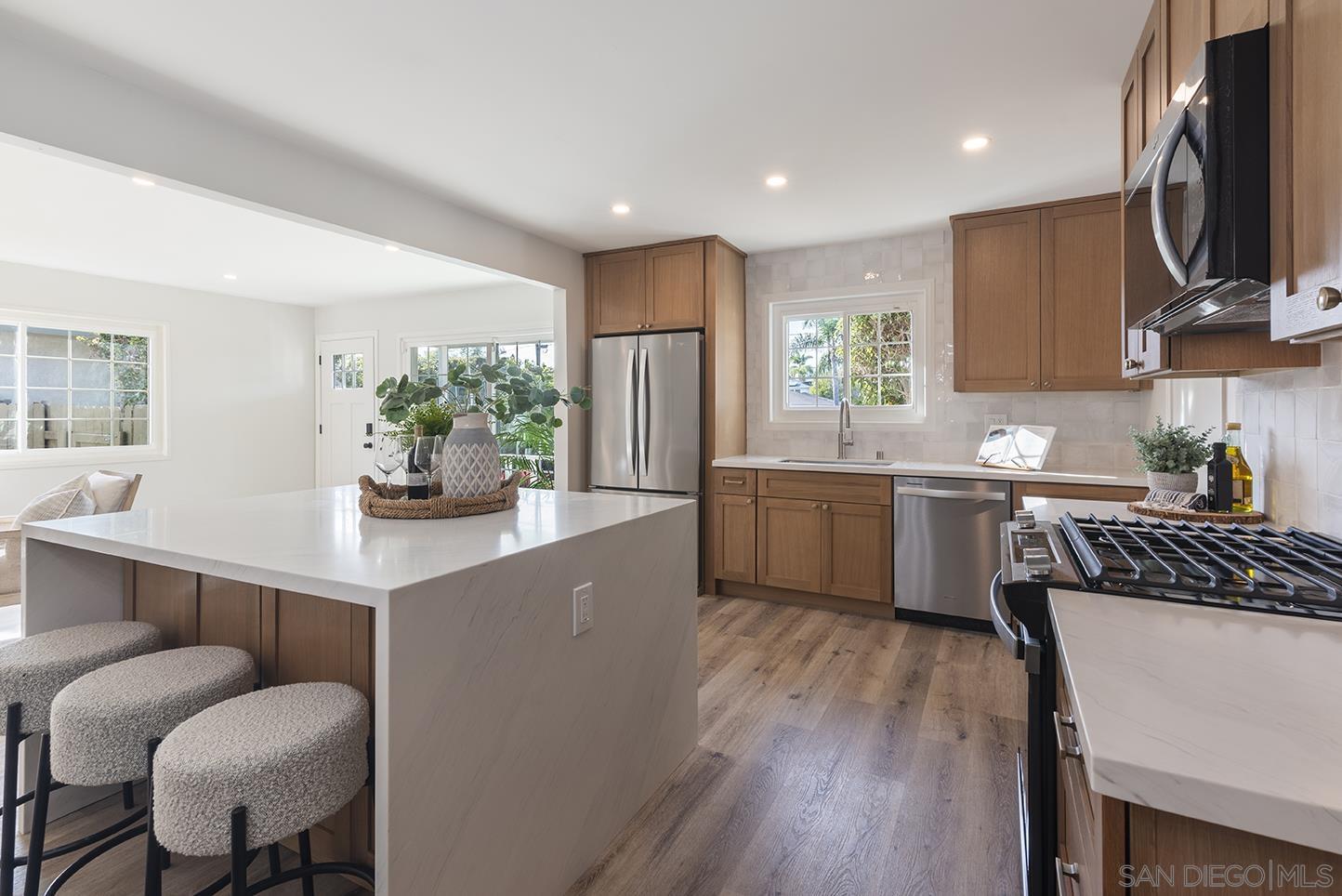 Detail Gallery Image 14 of 50 For 522  Garfield St, Oceanside,  CA 92054 - 5 Beds | 2/1 Baths