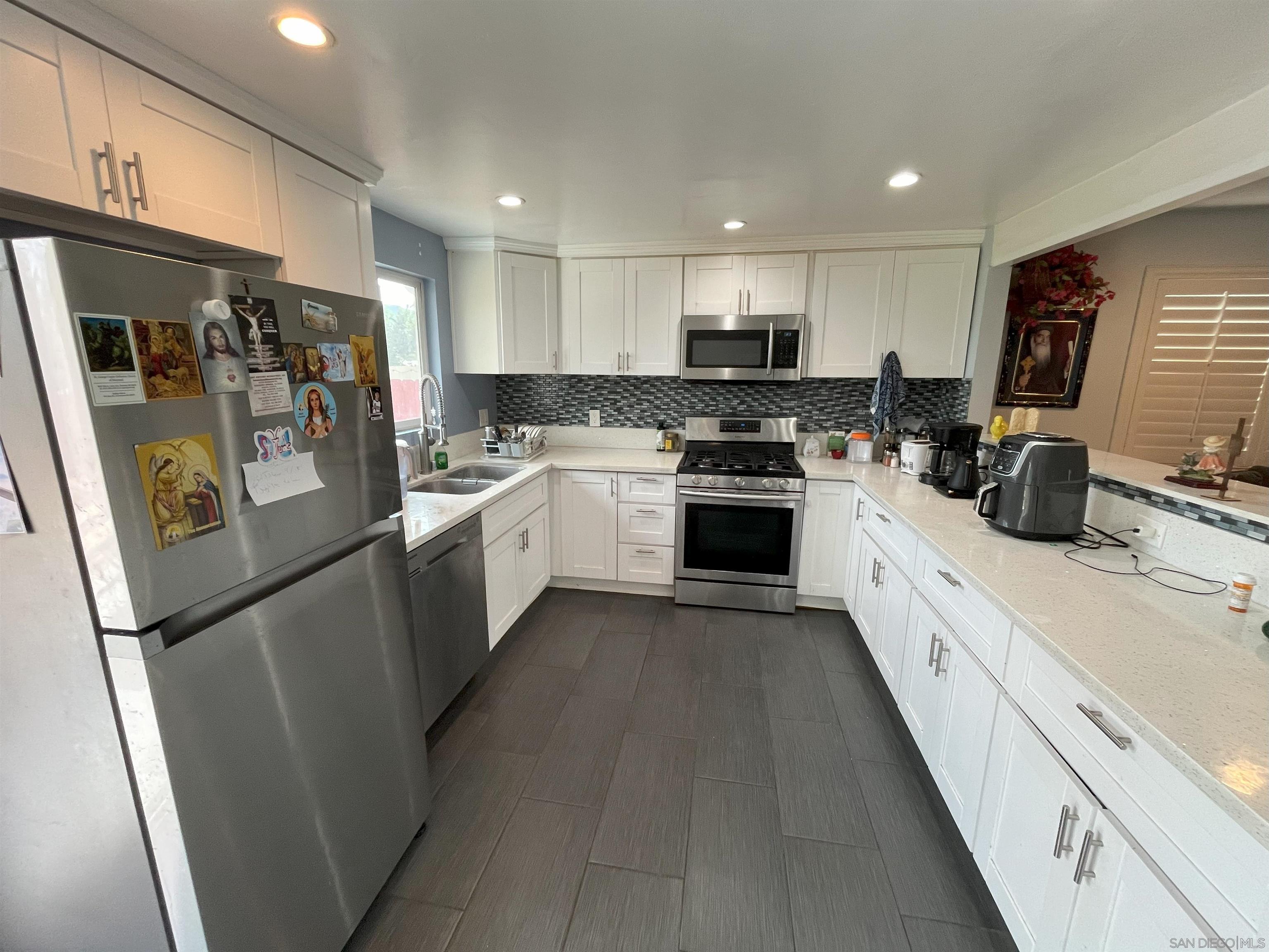 Detail Gallery Image 2 of 10 For 8447  Carlton Oaks Dr, Santee,  CA 92071 - 3 Beds | 2 Baths