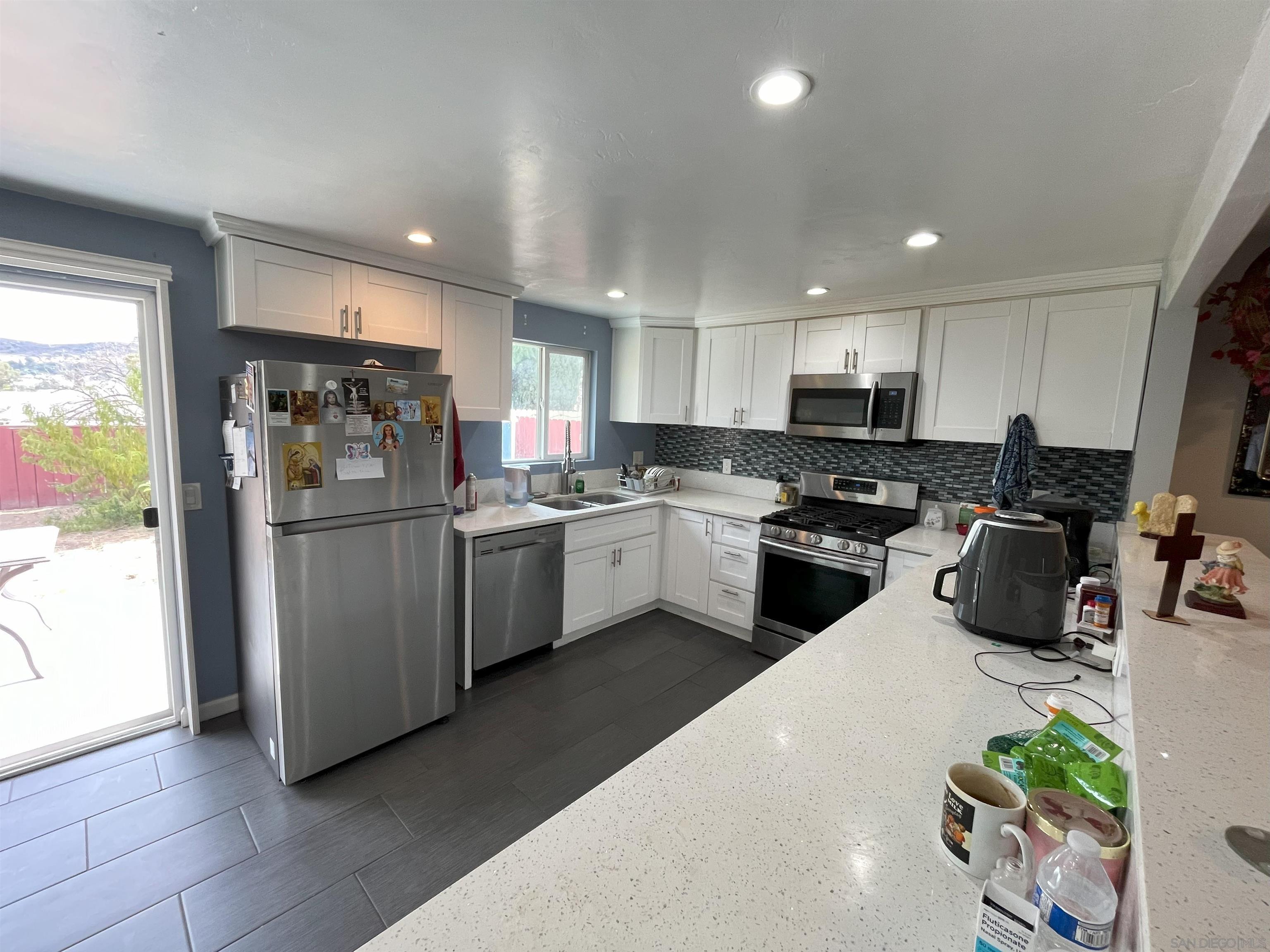 Detail Gallery Image 3 of 10 For 8447  Carlton Oaks Dr, Santee,  CA 92071 - 3 Beds | 2 Baths