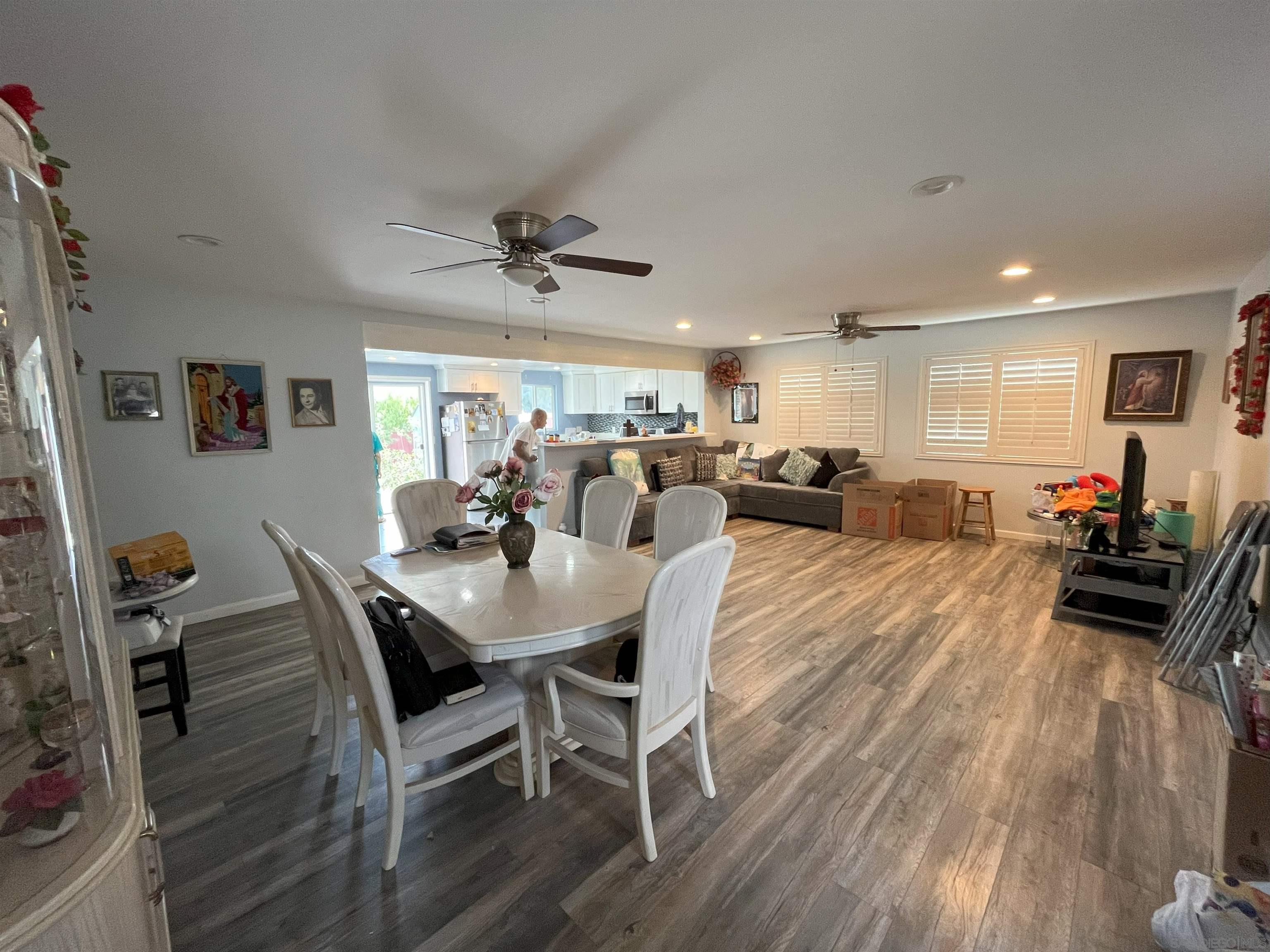 Detail Gallery Image 4 of 10 For 8447  Carlton Oaks Dr, Santee,  CA 92071 - 3 Beds | 2 Baths