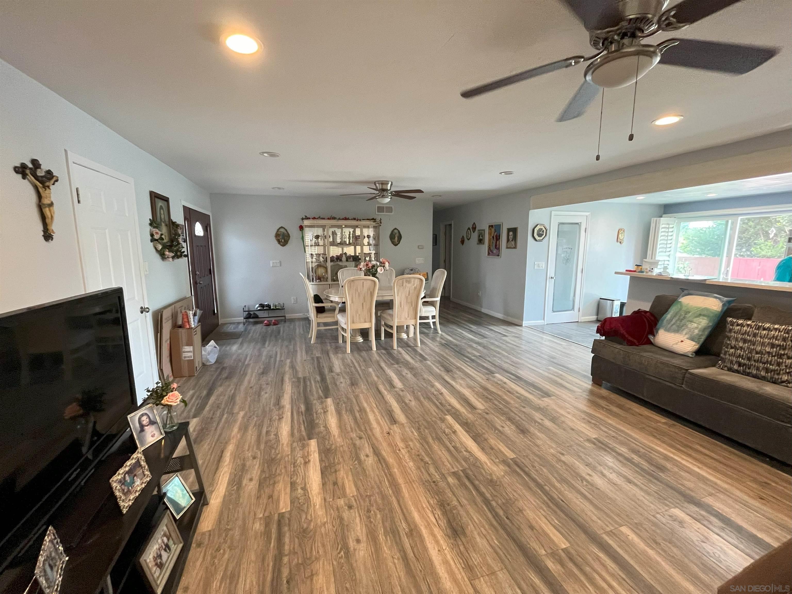 Detail Gallery Image 5 of 10 For 8447  Carlton Oaks Dr, Santee,  CA 92071 - 3 Beds | 2 Baths