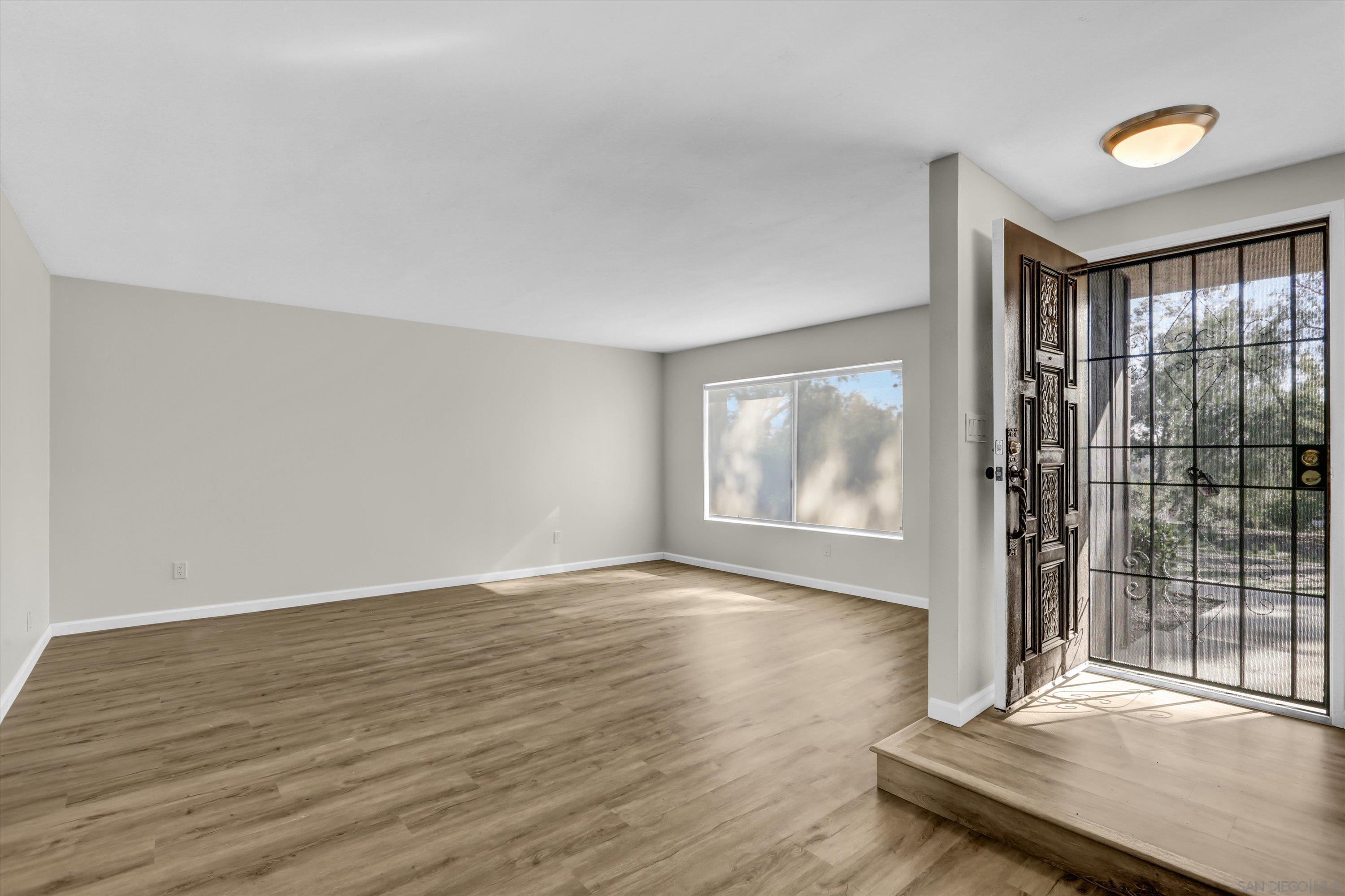 Detail Gallery Image 6 of 25 For 1079  Las Rosas Ct, Chula Vista,  CA 91910 - 4 Beds | 2/1 Baths