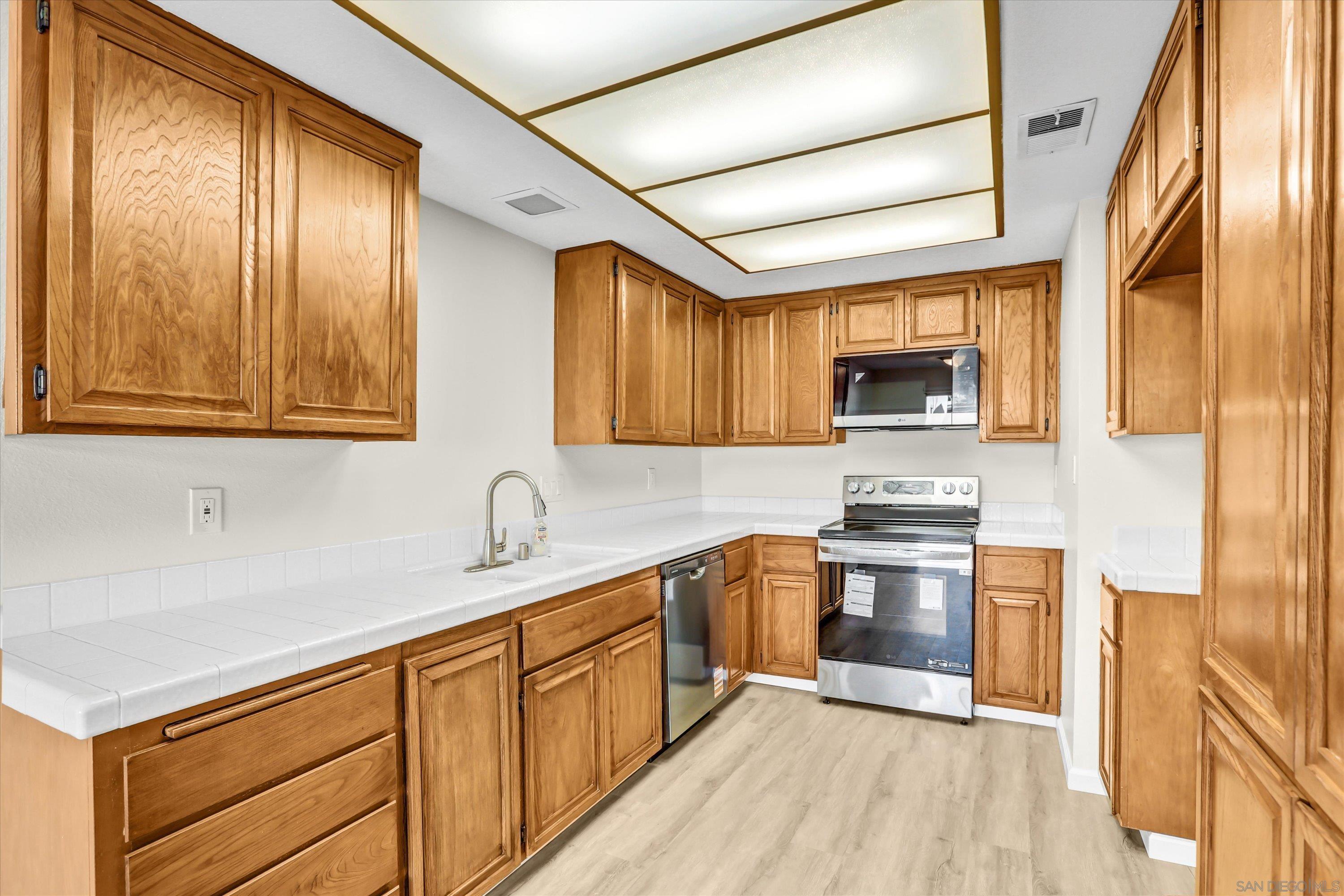 Detail Gallery Image 10 of 25 For 1079  Las Rosas Ct, Chula Vista,  CA 91910 - 4 Beds | 2/1 Baths