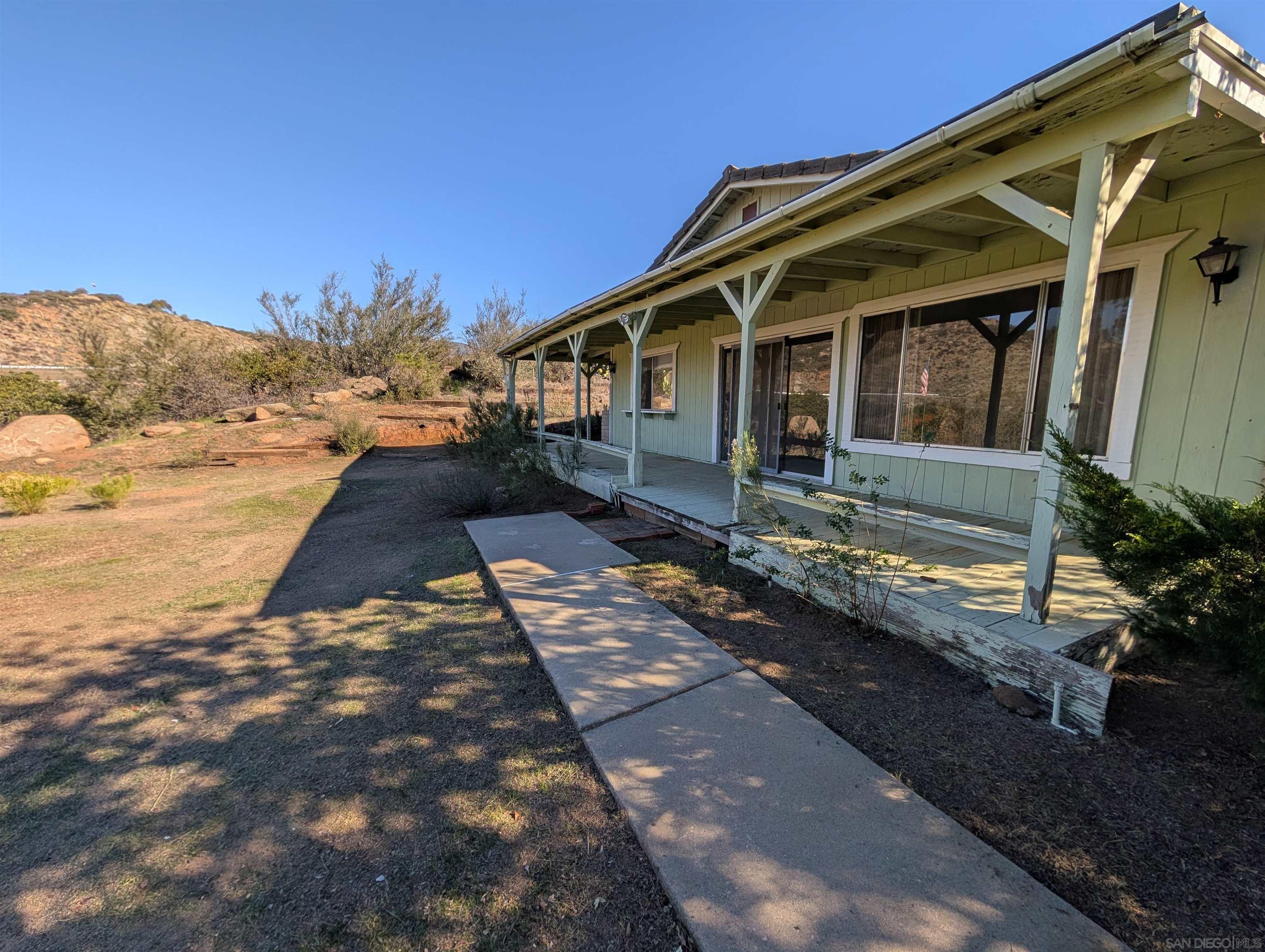 Detail Gallery Image 2 of 7 For 1331  Ramblewood Rd, Alpine,  CA 91901 - 3 Beds | 2 Baths