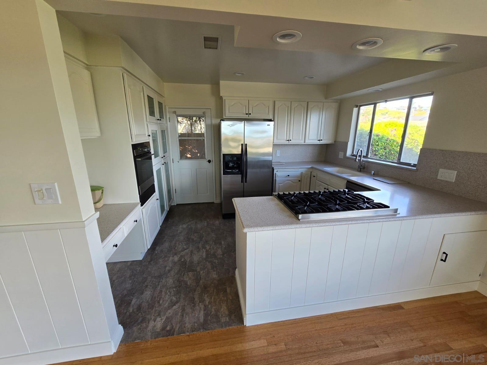 Detail Gallery Image 7 of 46 For 5531  Ladybird Ln, La Jolla,  CA 92037 - 3 Beds | 2 Baths