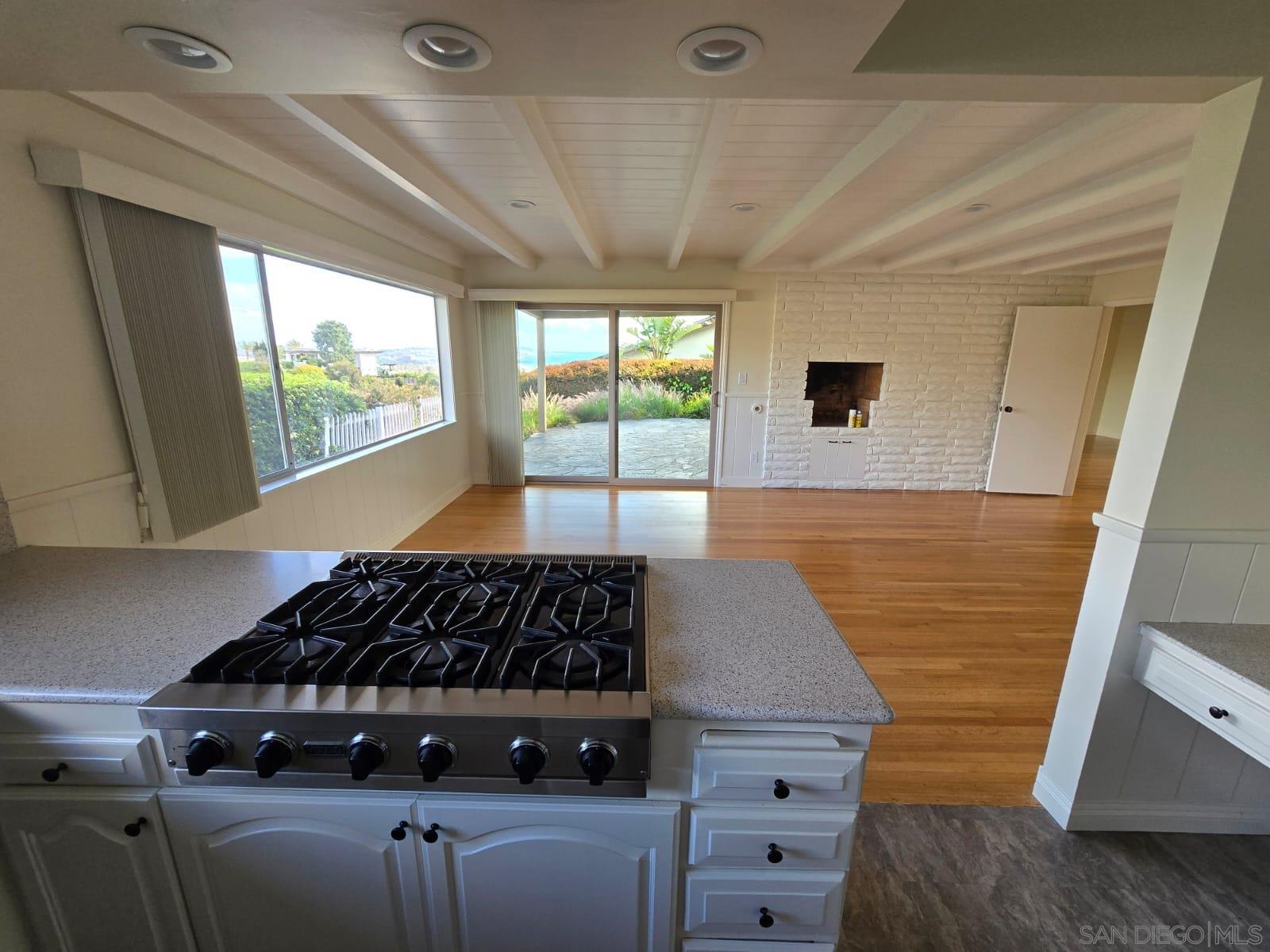 Detail Gallery Image 8 of 46 For 5531  Ladybird Ln, La Jolla,  CA 92037 - 3 Beds | 2 Baths