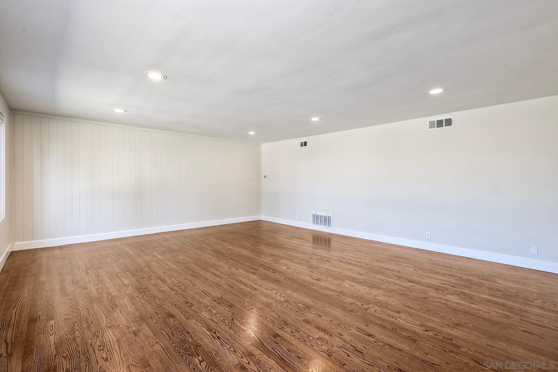 Detail Gallery Image 14 of 58 For 9945  Alto Dr, La Mesa,  CA 91941 - 5 Beds | 3/2 Baths