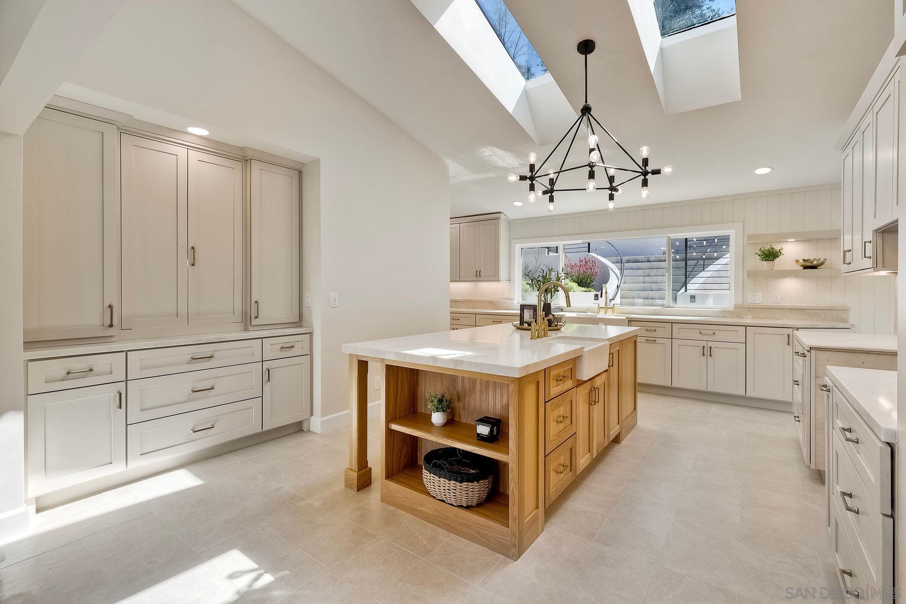 Detail Gallery Image 8 of 58 For 9945  Alto Dr, La Mesa,  CA 91941 - 5 Beds | 3/2 Baths