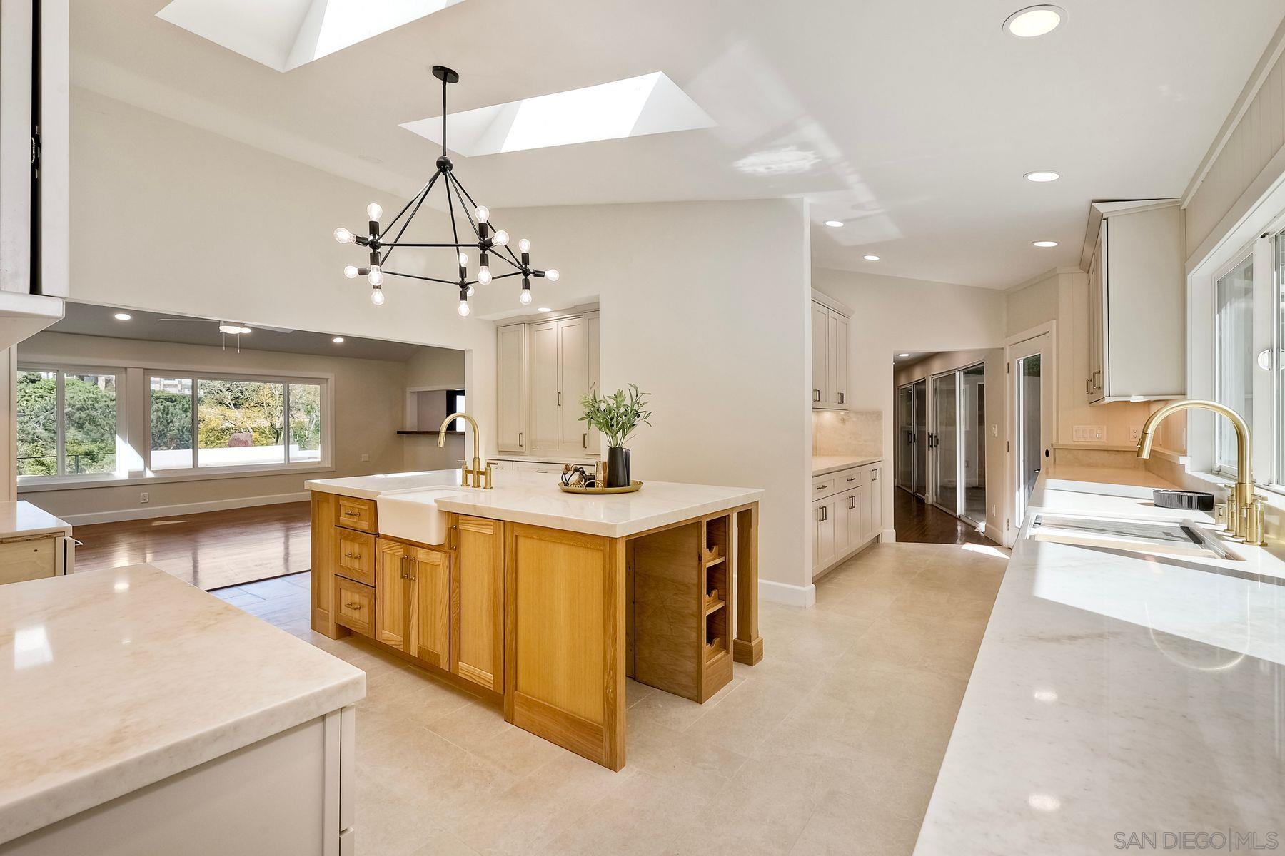 Detail Gallery Image 9 of 58 For 9945  Alto Dr, La Mesa,  CA 91941 - 5 Beds | 3/2 Baths