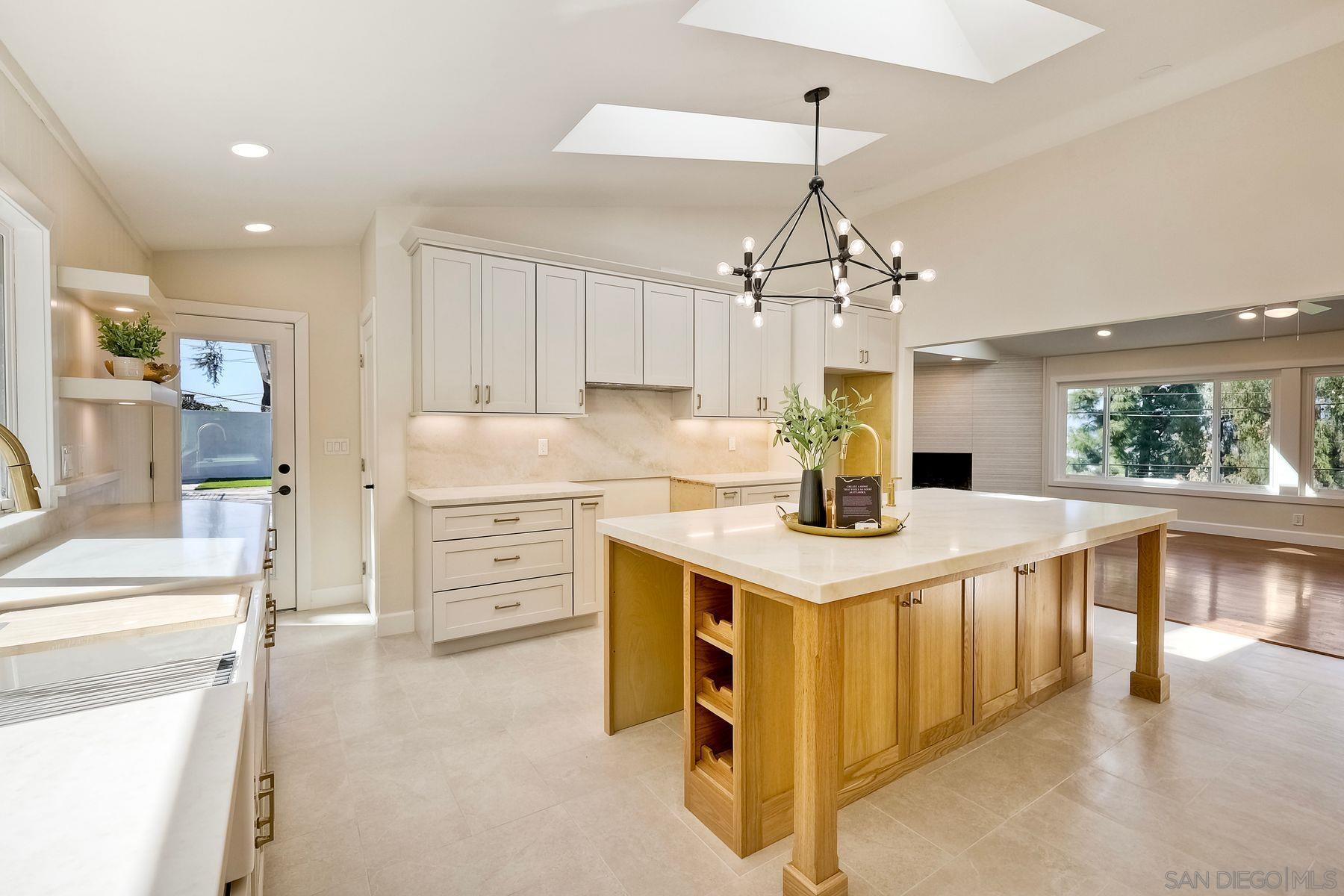 Detail Gallery Image 10 of 58 For 9945  Alto Dr, La Mesa,  CA 91941 - 5 Beds | 3/2 Baths