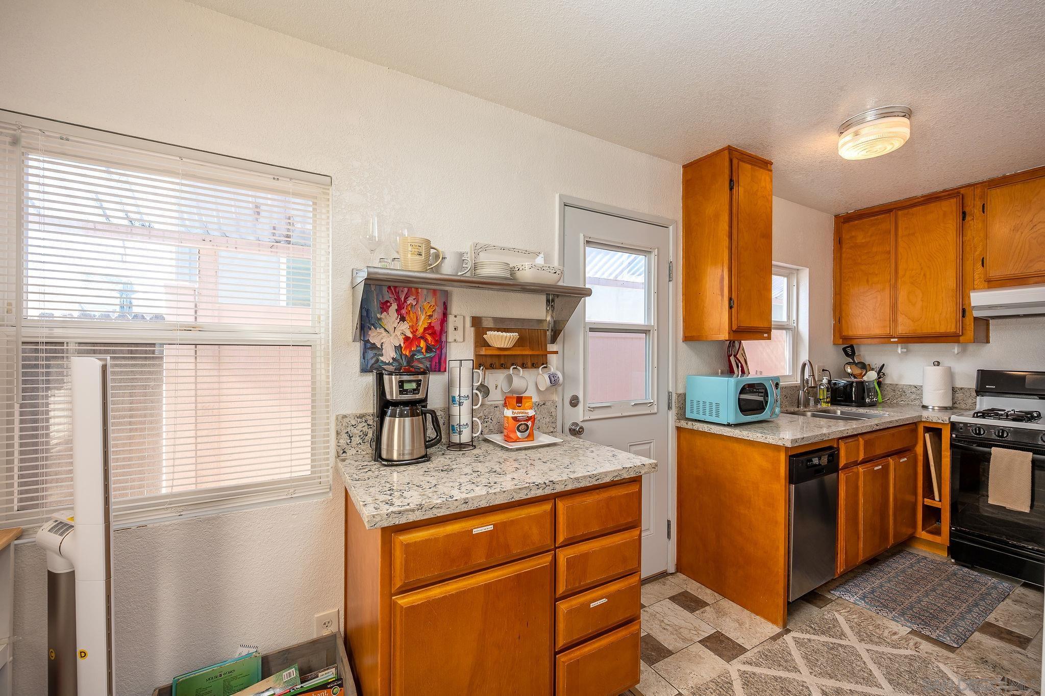 Detail Gallery Image 5 of 44 For 830-832  Pismo Ct, San Diego,  CA 92109 - – Beds | – Baths