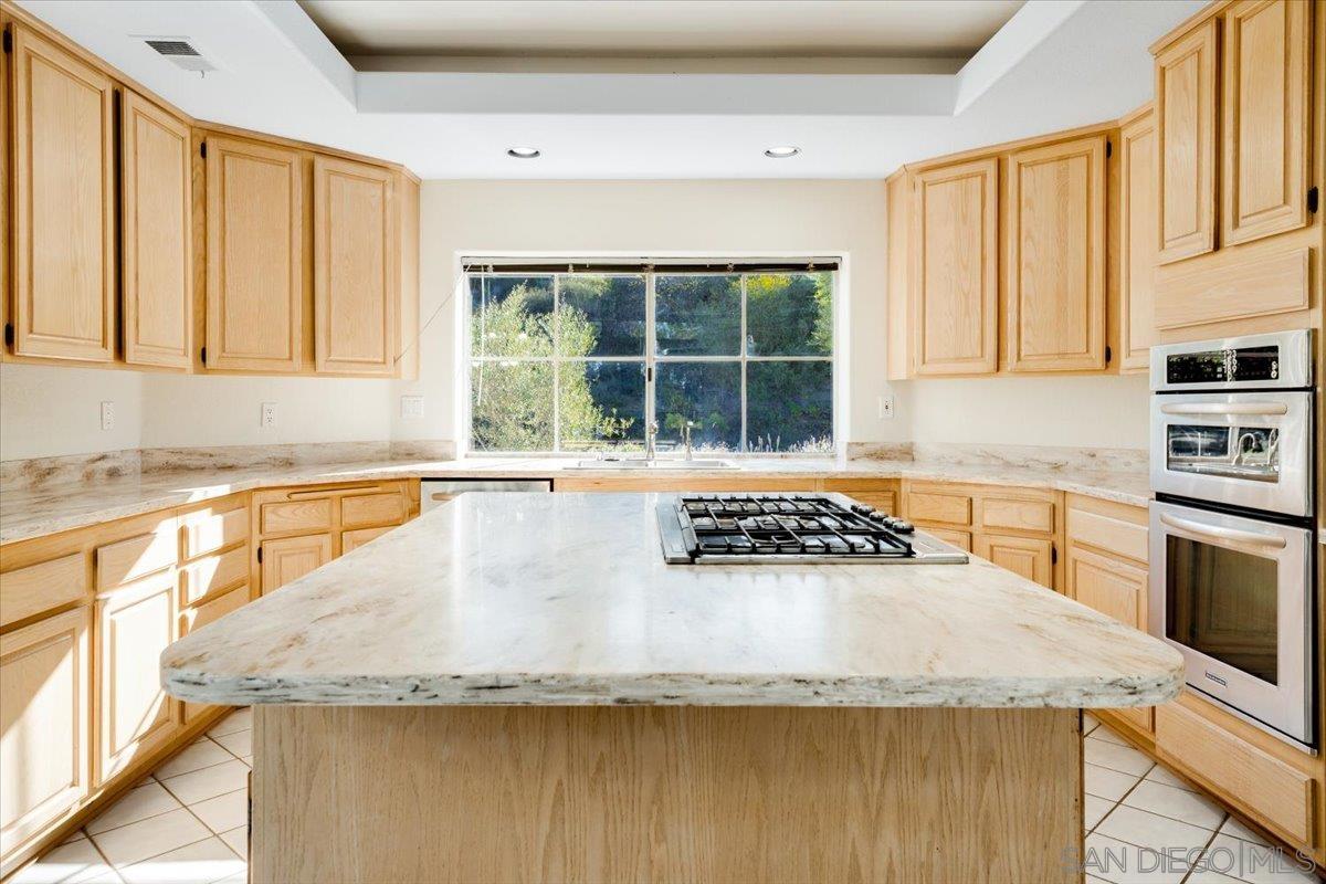 Detail Gallery Image 13 of 51 For 1561  Greenridge Drive, Vista,  CA 92081 - 4 Beds | 3 Baths