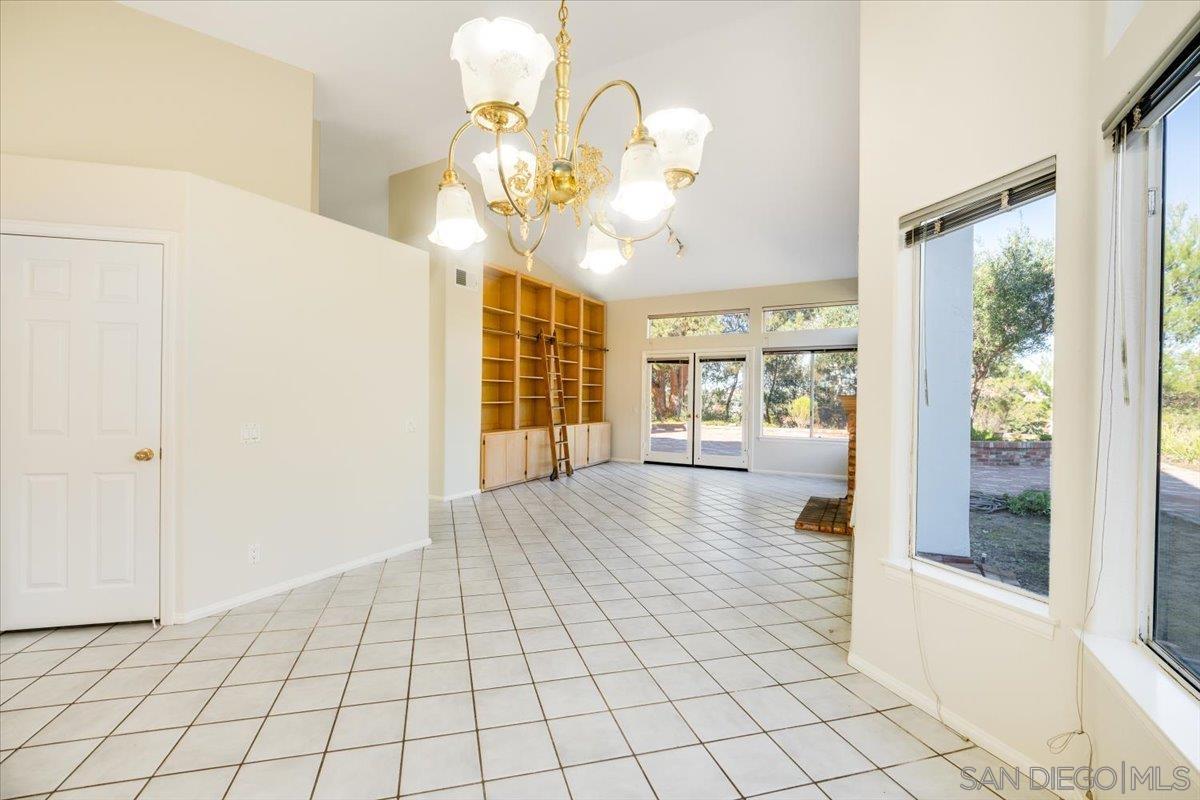 Detail Gallery Image 16 of 51 For 1561  Greenridge Drive, Vista,  CA 92081 - 4 Beds | 3 Baths