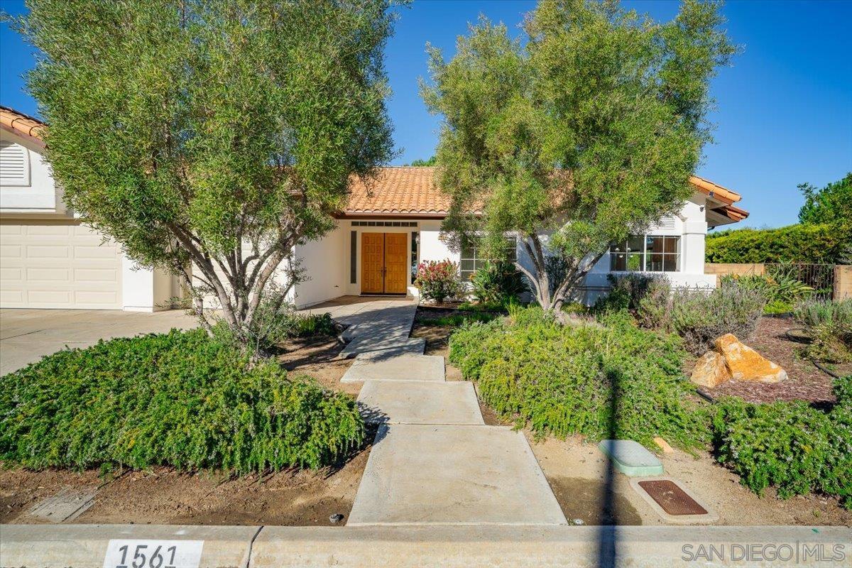 Detail Gallery Image 5 of 51 For 1561  Greenridge Drive, Vista,  CA 92081 - 4 Beds | 3 Baths