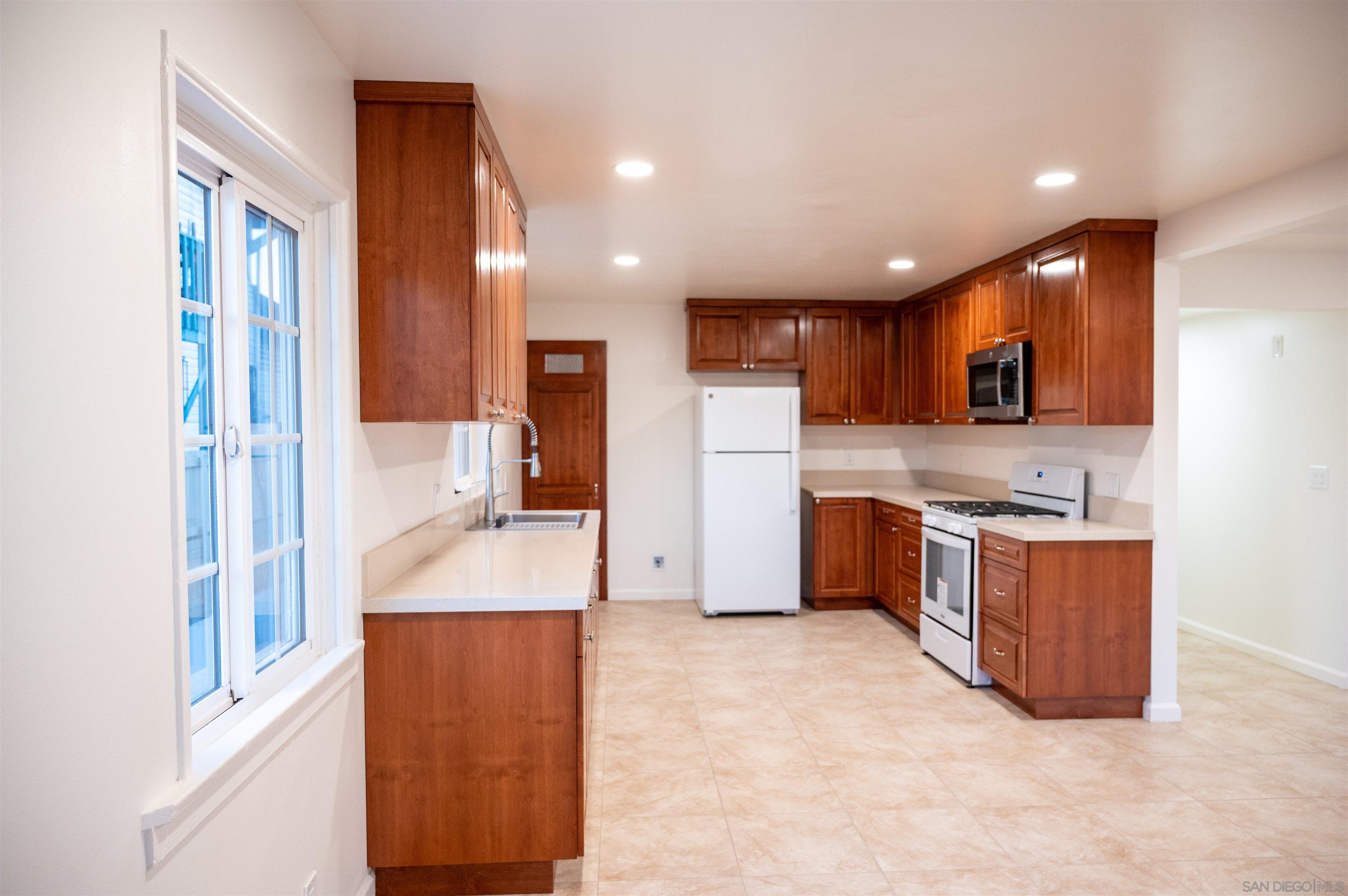 Detail Gallery Image 3 of 20 For 1309 E 1st Street, National City,  CA 91950 - 3 Beds | 1 Baths