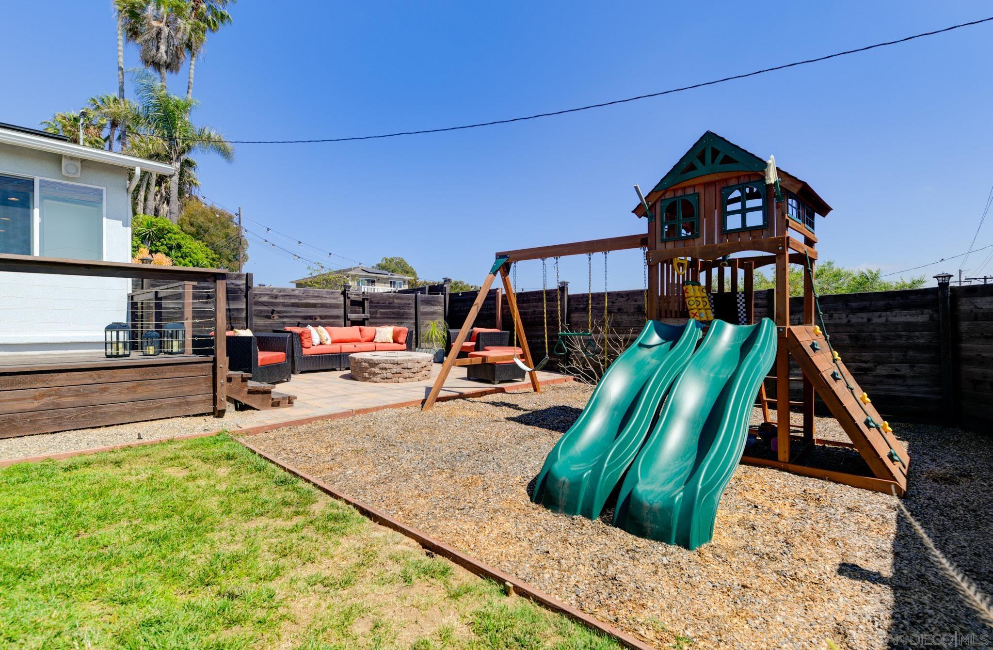 Detail Gallery Image 12 of 29 For 1129  Bonita Dr, Encinitas,  CA 92024 - 3 Beds | 3 Baths