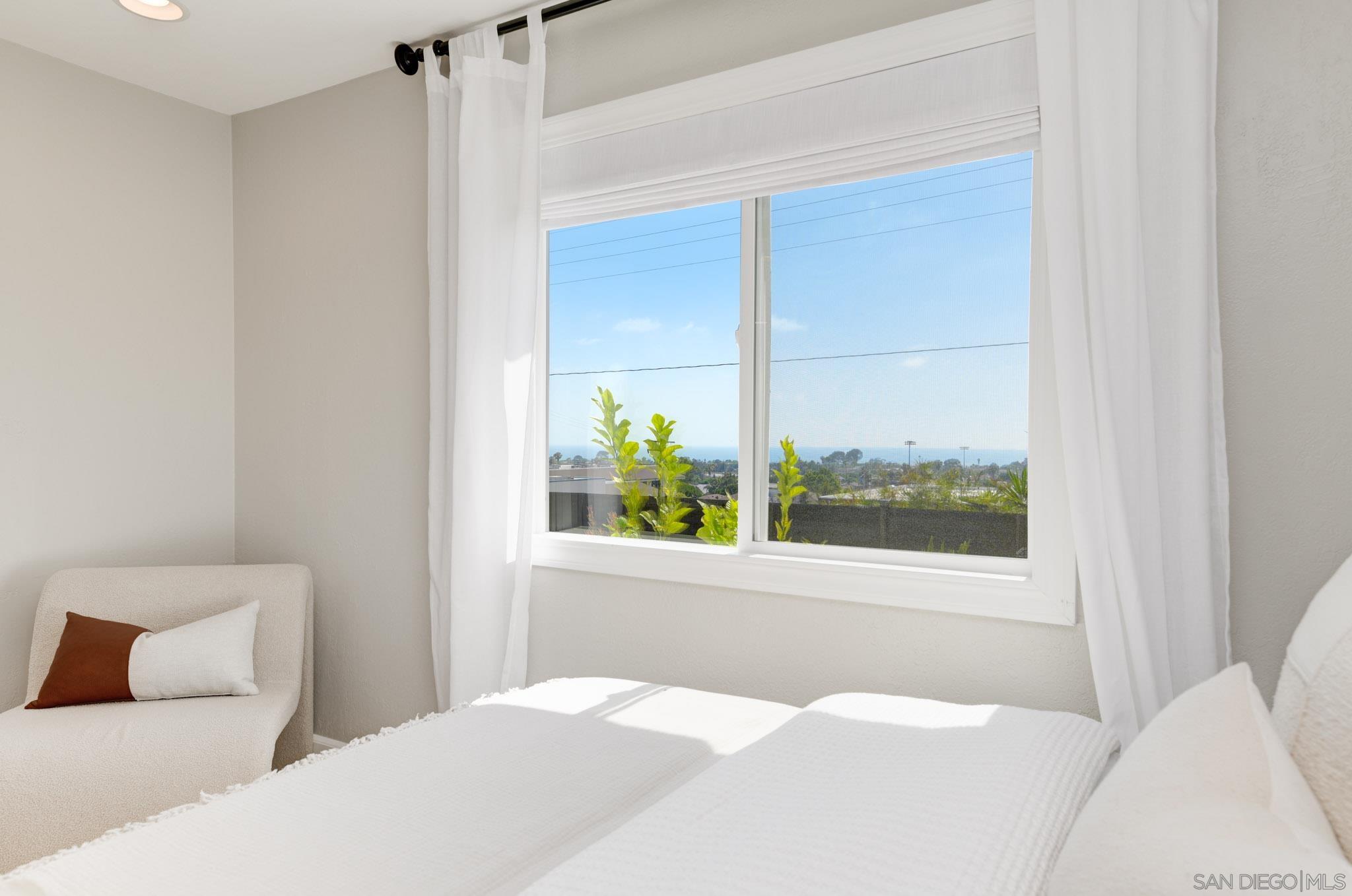 Detail Gallery Image 4 of 29 For 1129  Bonita Dr, Encinitas,  CA 92024 - 3 Beds | 3 Baths