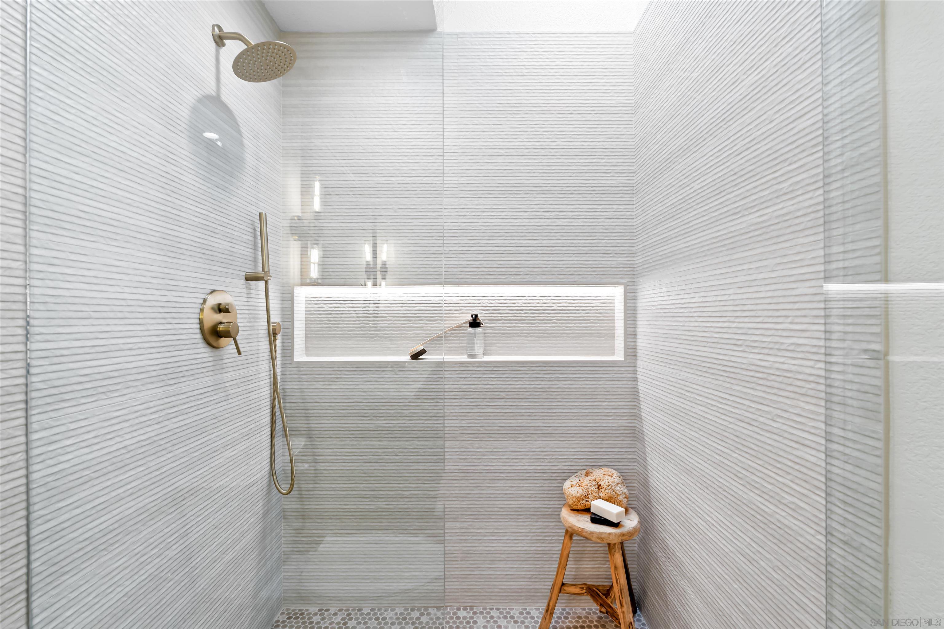 Detail Gallery Image 12 of 19 For 1617  Blossom Field Way, Encinitas,  CA 92024 - 3 Beds | 2 Baths