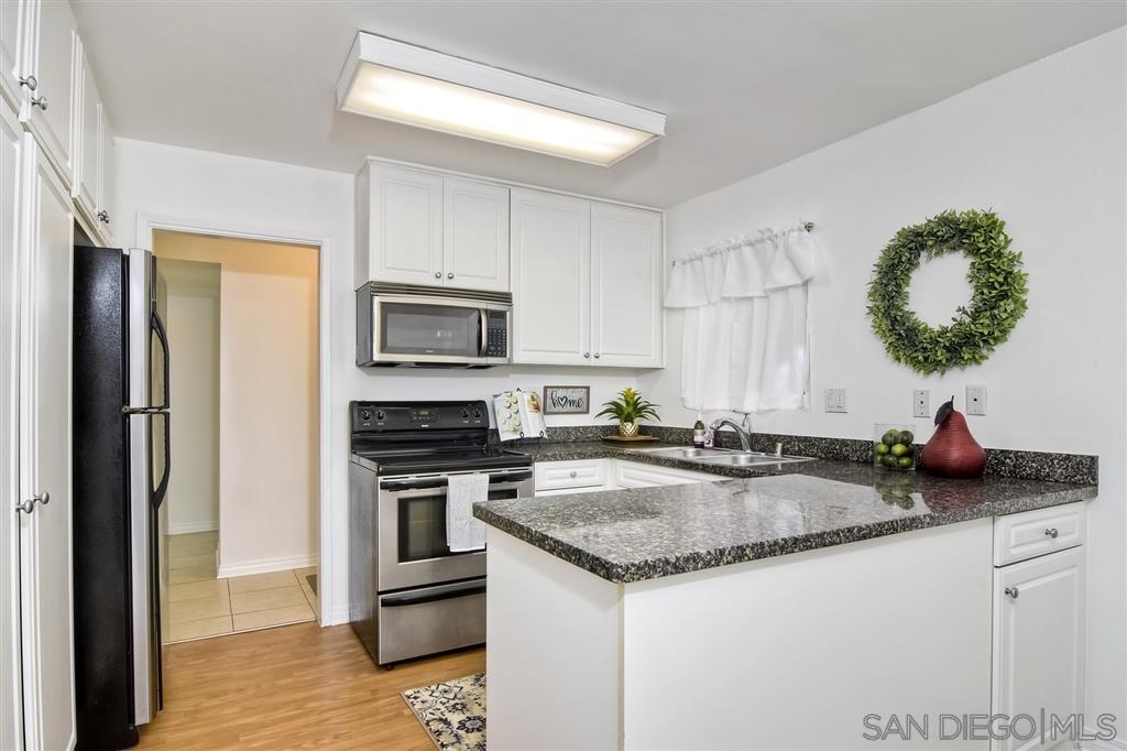 Detail Gallery Image 5 of 20 For 17119  West Bernardo Dr.  108, San Diego,  CA 92127 - 2 Beds | 2 Baths
