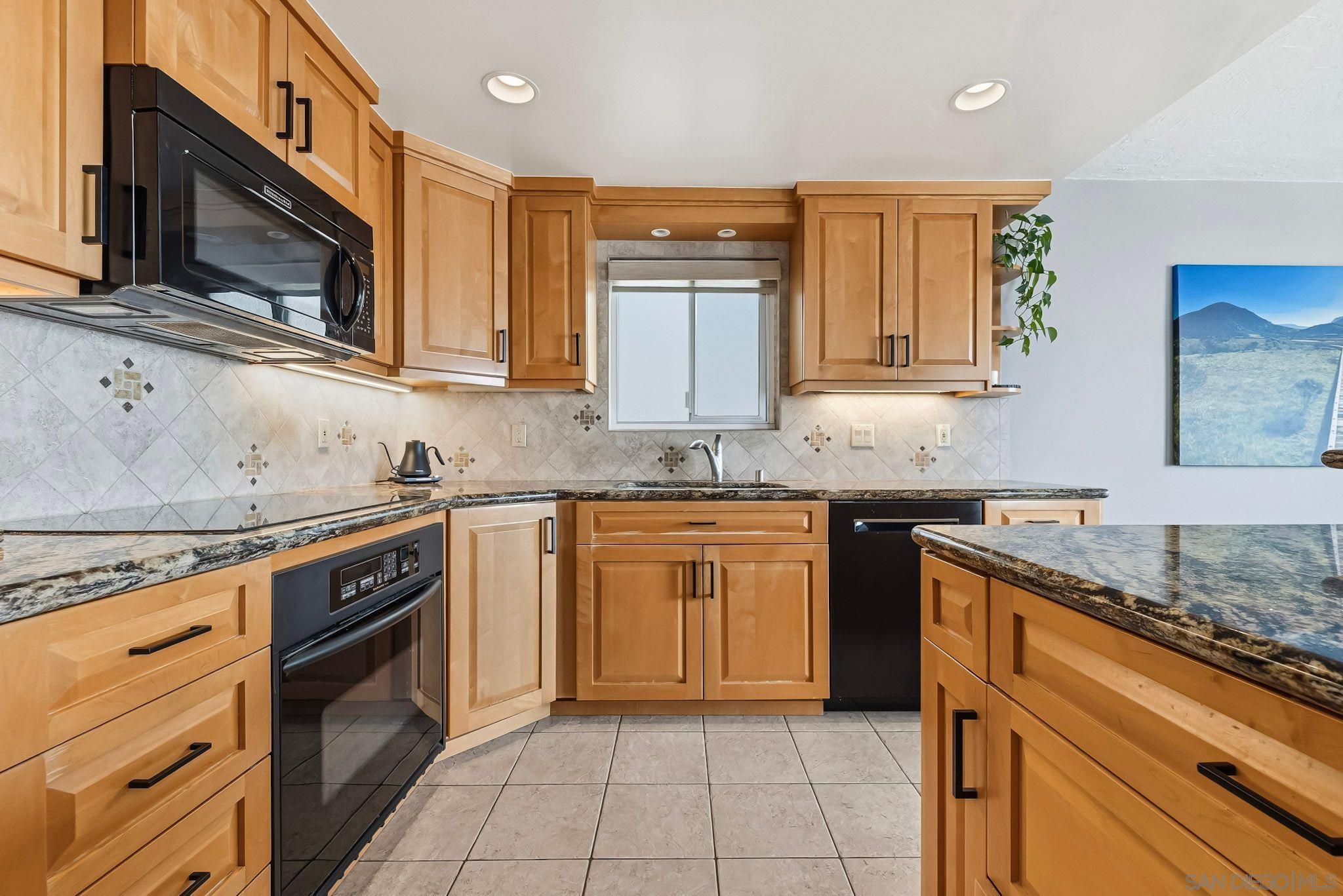 Detail Gallery Image 11 of 26 For 1828  Linwood St  #1,  San Diego,  CA 92110 - 2 Beds | 2 Baths