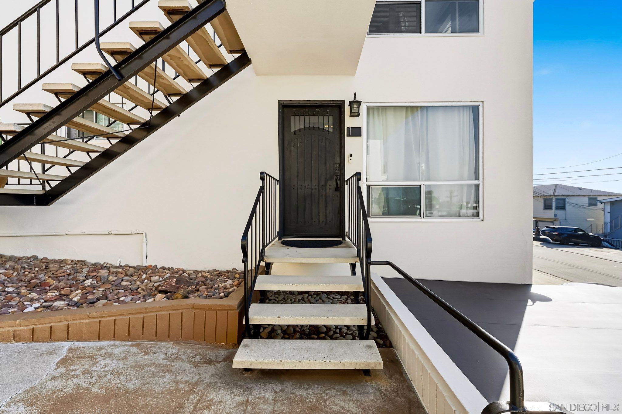 Detail Gallery Image 3 of 26 For 1828  Linwood St  #1,  San Diego,  CA 92110 - 2 Beds | 2 Baths