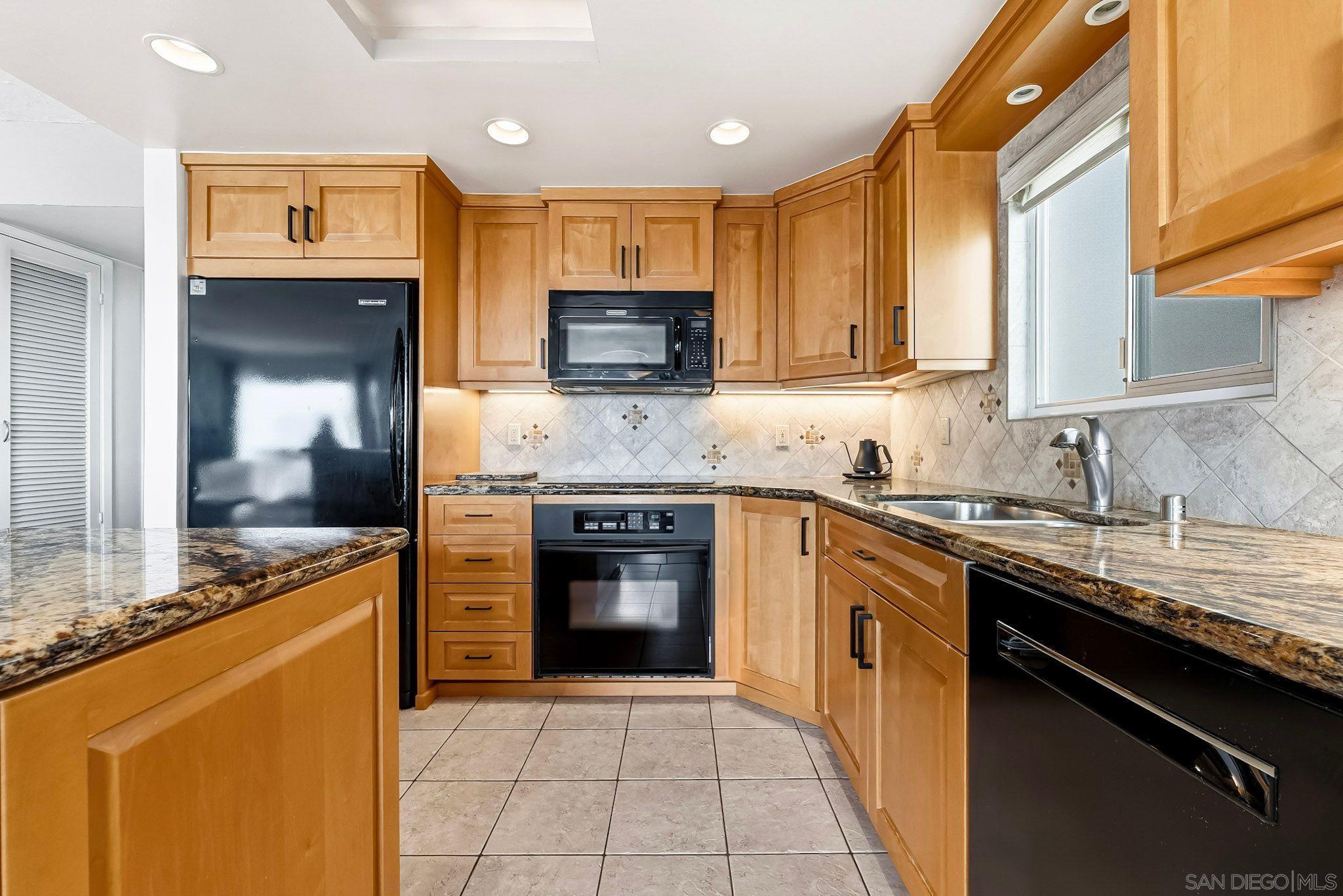 Detail Gallery Image 9 of 26 For 1828  Linwood St  #1,  San Diego,  CA 92110 - 2 Beds | 2 Baths