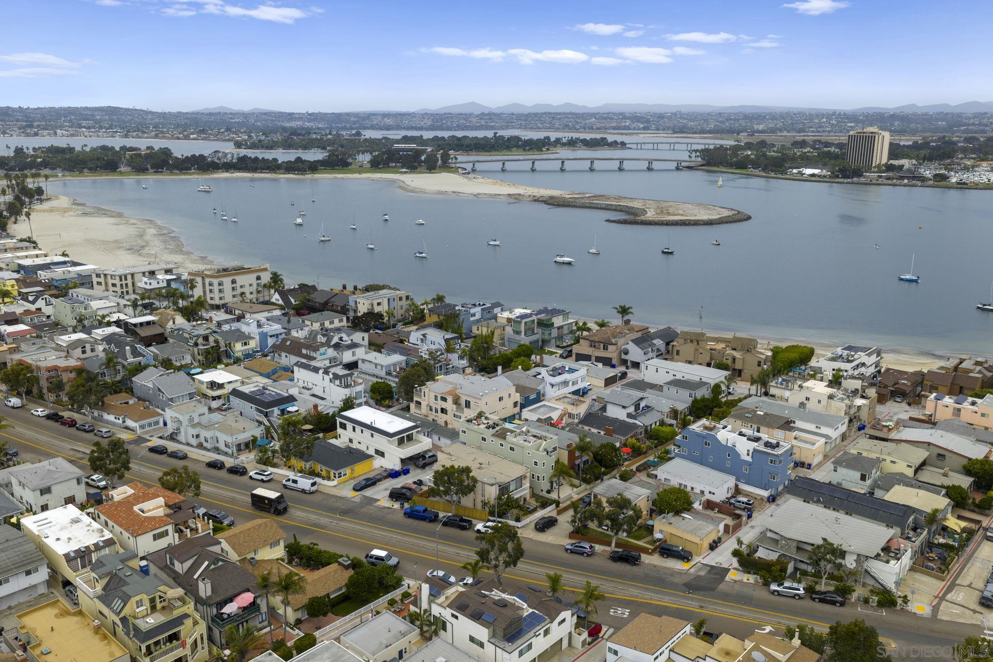 Detail Gallery Image 2 of 25 For 2735  Mission Blvd, San Diego,  CA 92109 - 2 Beds | 2 Baths