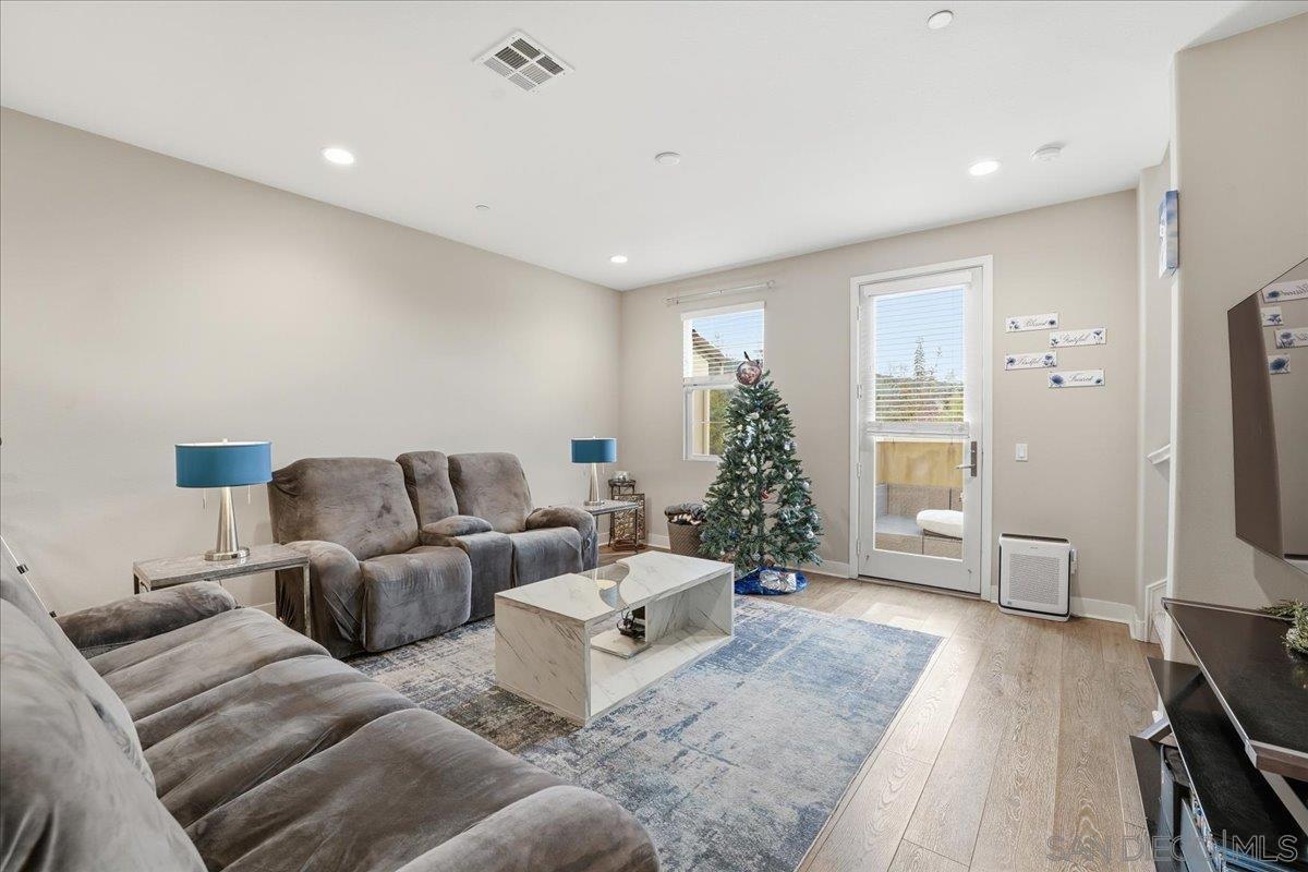 Detail Gallery Image 24 of 37 For 4321  Star Path Way  #3,  Oceanside,  CA 92056 - 3 Beds | 2/1 Baths