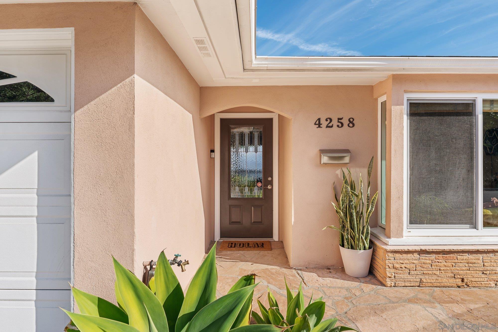Detail Gallery Image 11 of 44 For 4258  Summit Drive, La Mesa,  CA 91941 - 3 Beds | 2/1 Baths