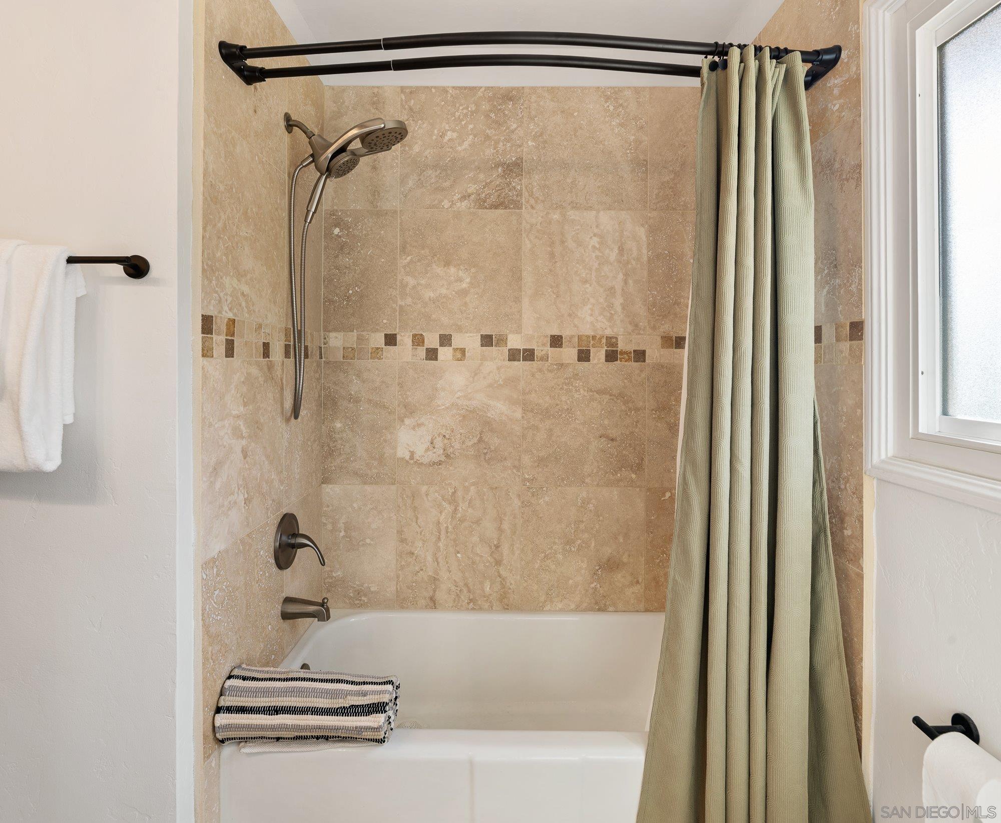 Detail Gallery Image 28 of 42 For 4258  Summit Drive, La Mesa,  CA 91941 - 3 Beds | 2/1 Baths