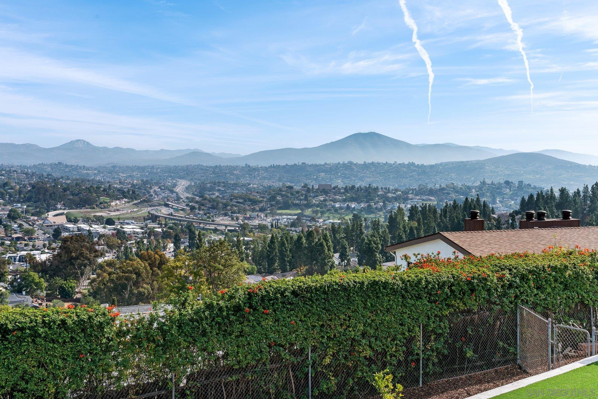 Detail Gallery Image 5 of 44 For 4258  Summit Drive, La Mesa,  CA 91941 - 3 Beds | 2/1 Baths