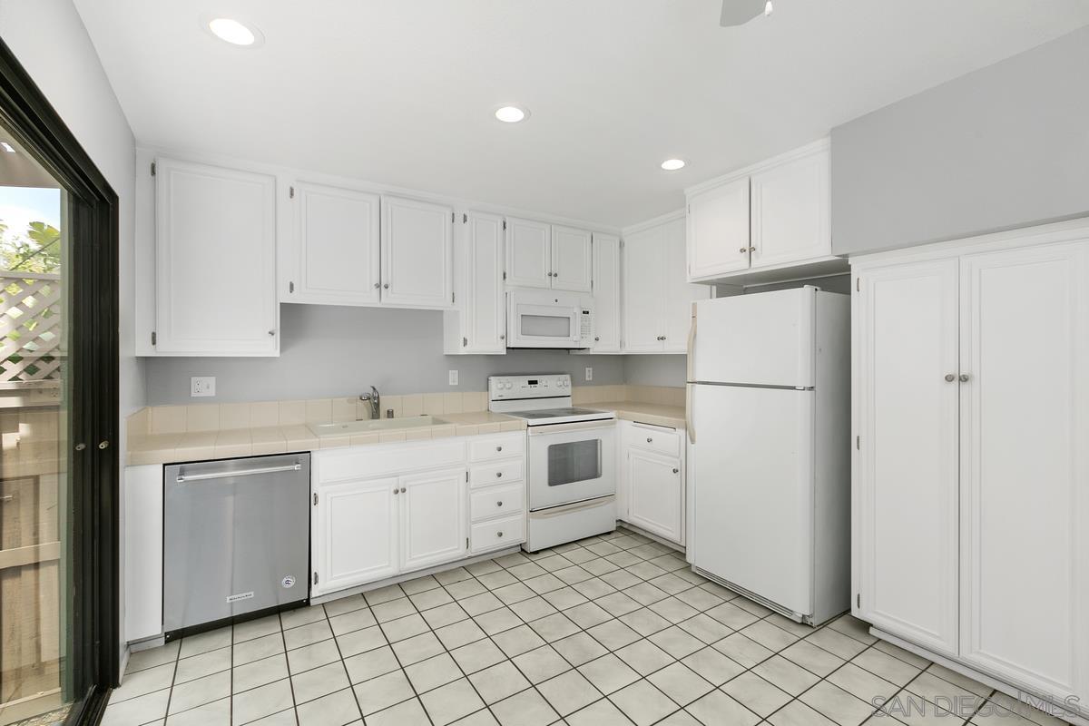 Detail Gallery Image 7 of 25 For 3338  Caminito Vasto, La Jolla,  CA 92037 - 3 Beds | 2/1 Baths