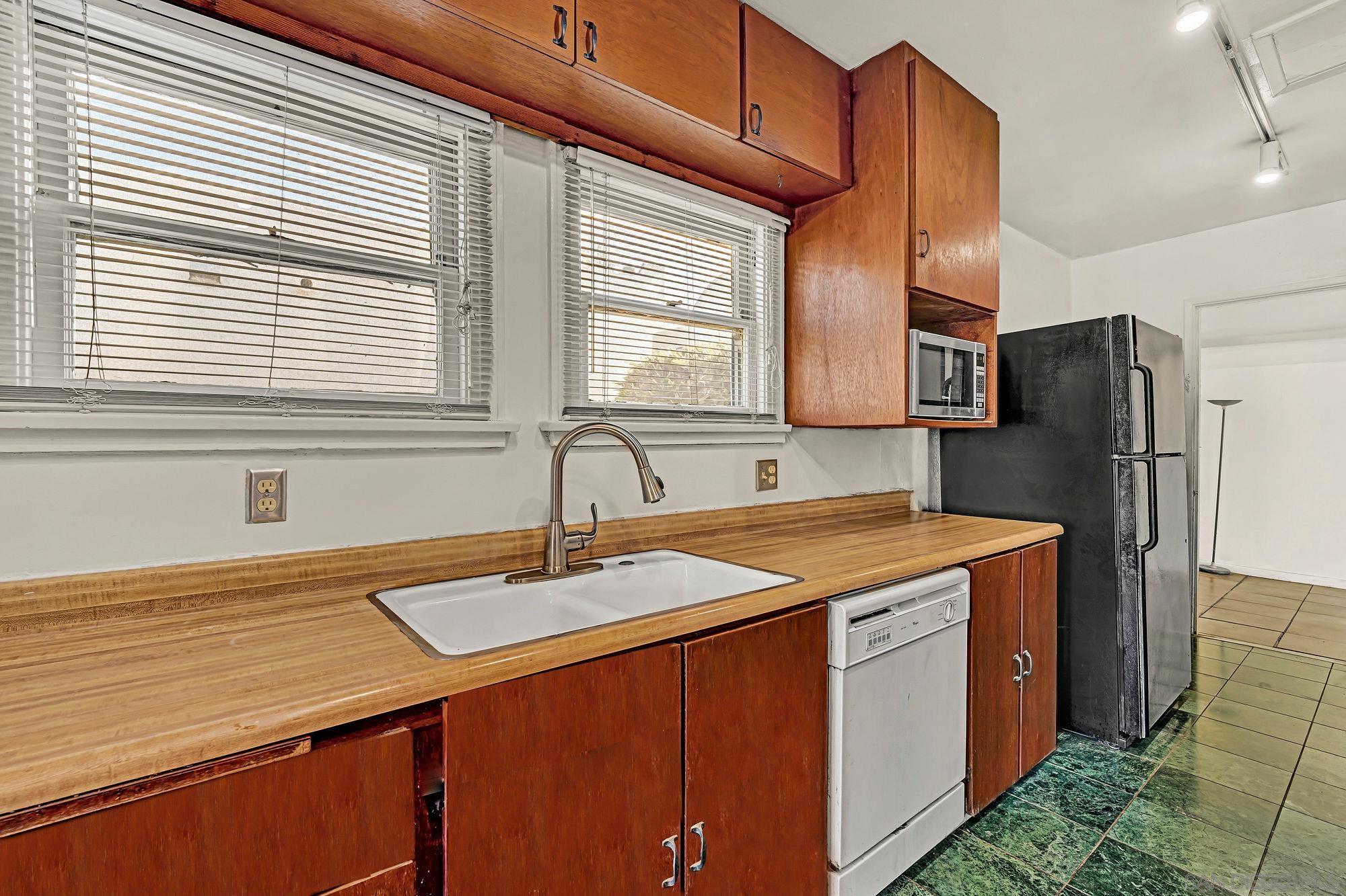 Detail Gallery Image 2 of 25 For 3055  Suncrest, San Diego,  CA 92116 - 3 Beds | 1 Baths