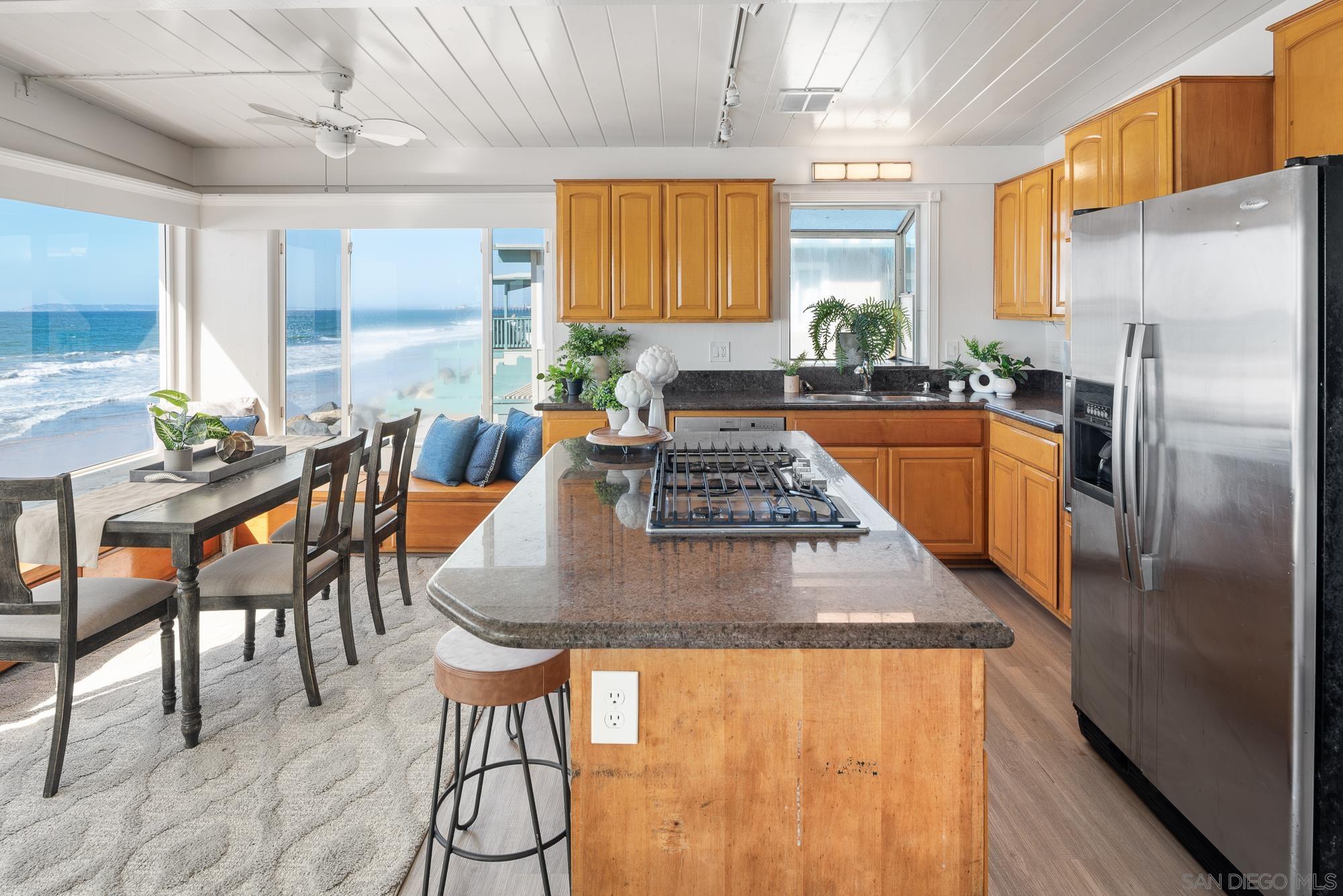 Detail Gallery Image 10 of 47 For 1680  Seacoast Drive  #D,  Imperial Beach,  CA 91932 - 2 Beds | 2 Baths