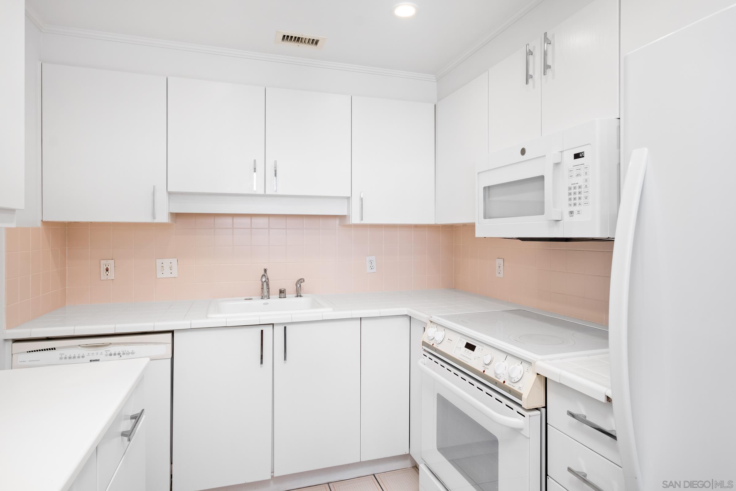 Detail Gallery Image 8 of 20 For 3890  Nobel  #1402,  San Diego,  CA 92122 - 2 Beds | 2 Baths