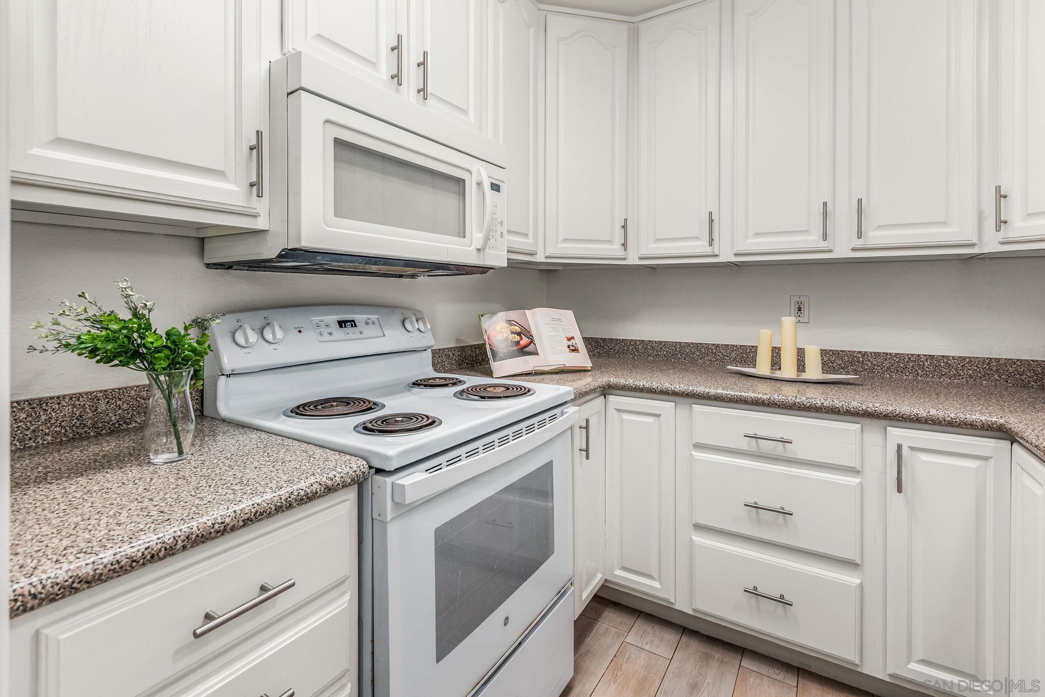 Detail Gallery Image 2 of 26 For 7779  Camino Glorita, San Diego,  CA 92122 - 3 Beds | 1/1 Baths