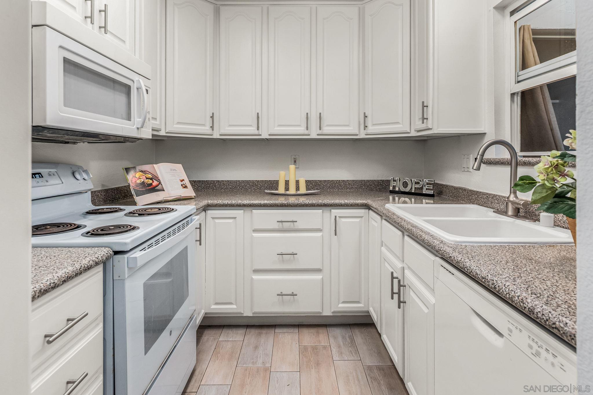 Detail Gallery Image 3 of 26 For 7779  Camino Glorita, San Diego,  CA 92122 - 3 Beds | 1/1 Baths