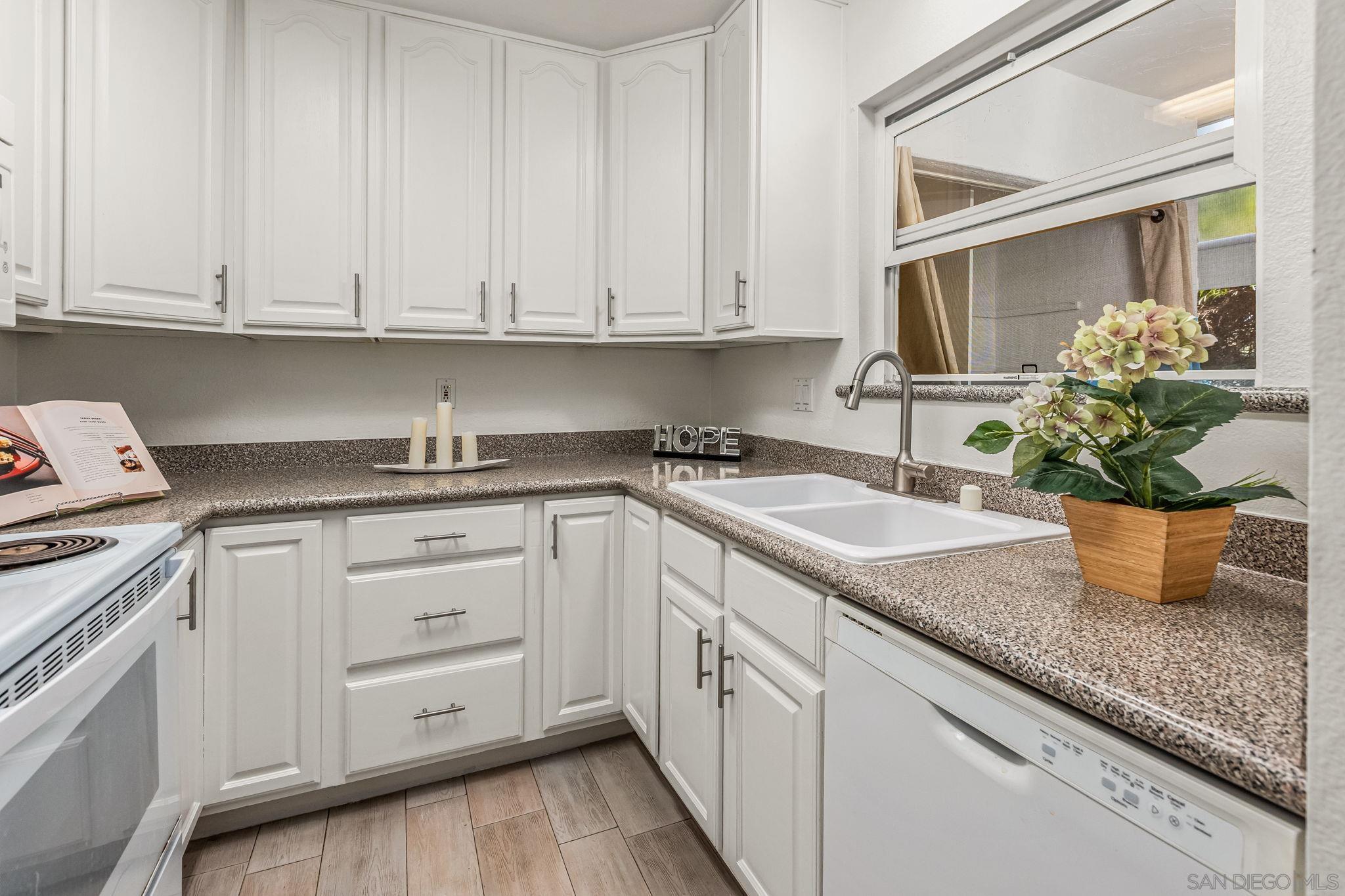 Detail Gallery Image 4 of 26 For 7779  Camino Glorita, San Diego,  CA 92122 - 3 Beds | 1/1 Baths