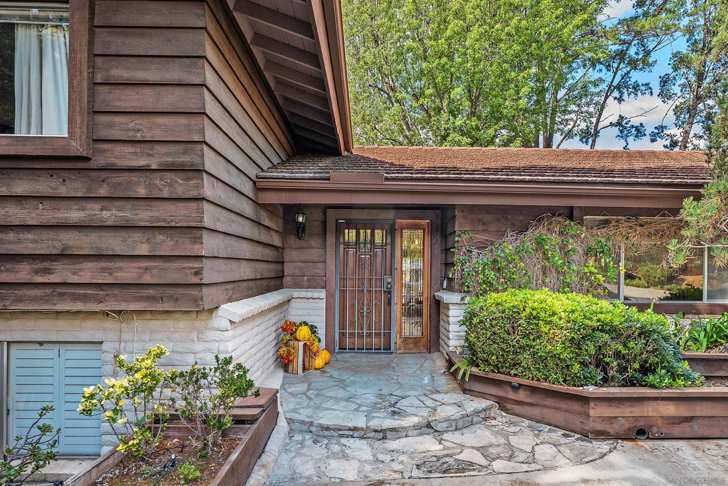 Detail Gallery Image 5 of 66 For 13003  Corte Susana, Poway,  CA 92064 - 4 Beds | 2/1 Baths