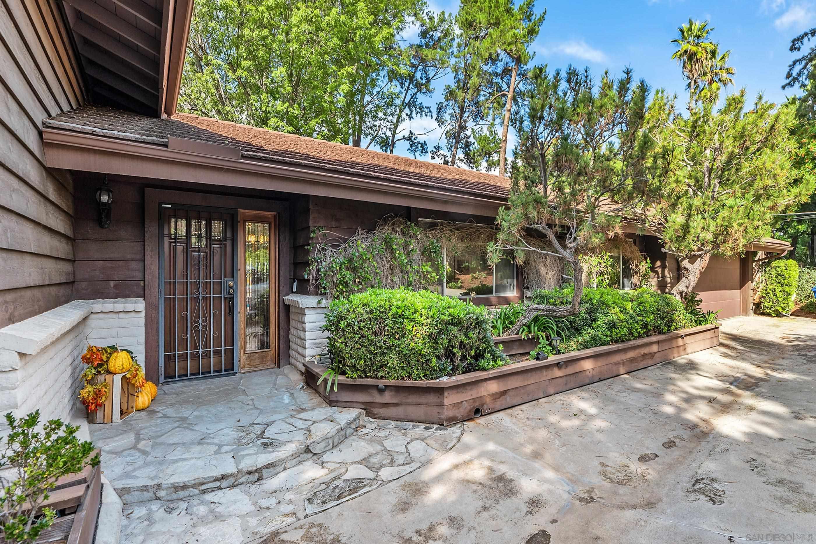 Detail Gallery Image 6 of 66 For 13003  Corte Susana, Poway,  CA 92064 - 4 Beds | 2/1 Baths