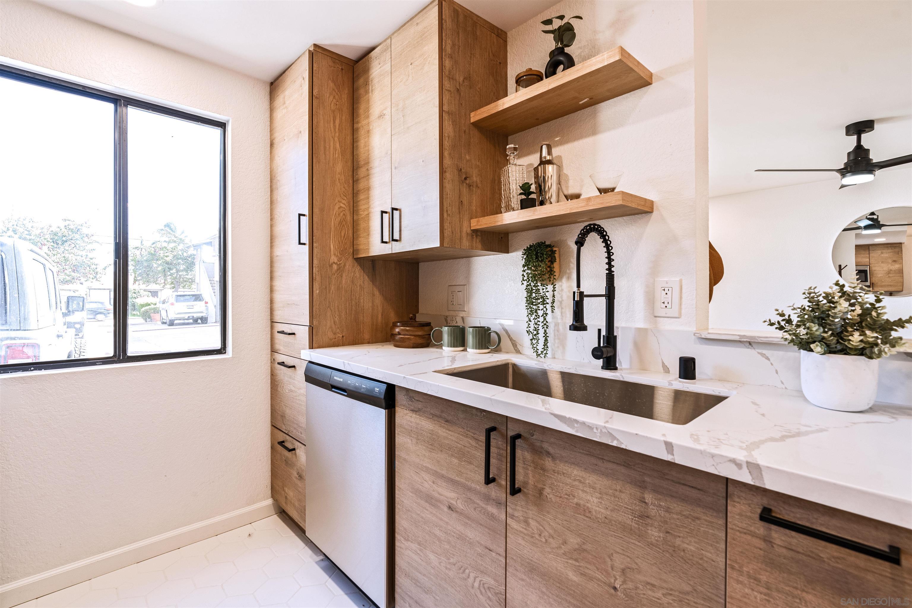 Detail Gallery Image 12 of 39 For 1654  Oliver Ave  #6,  San Diego,  CA 92109 - 2 Beds | 2 Baths