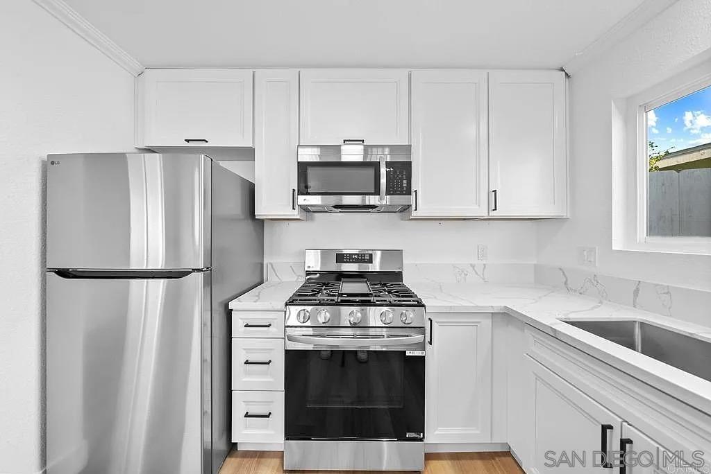 Detail Gallery Image 3 of 41 For 378  7th Street, Imperial Beach,  CA 91932 - 2 Beds | 2 Baths
