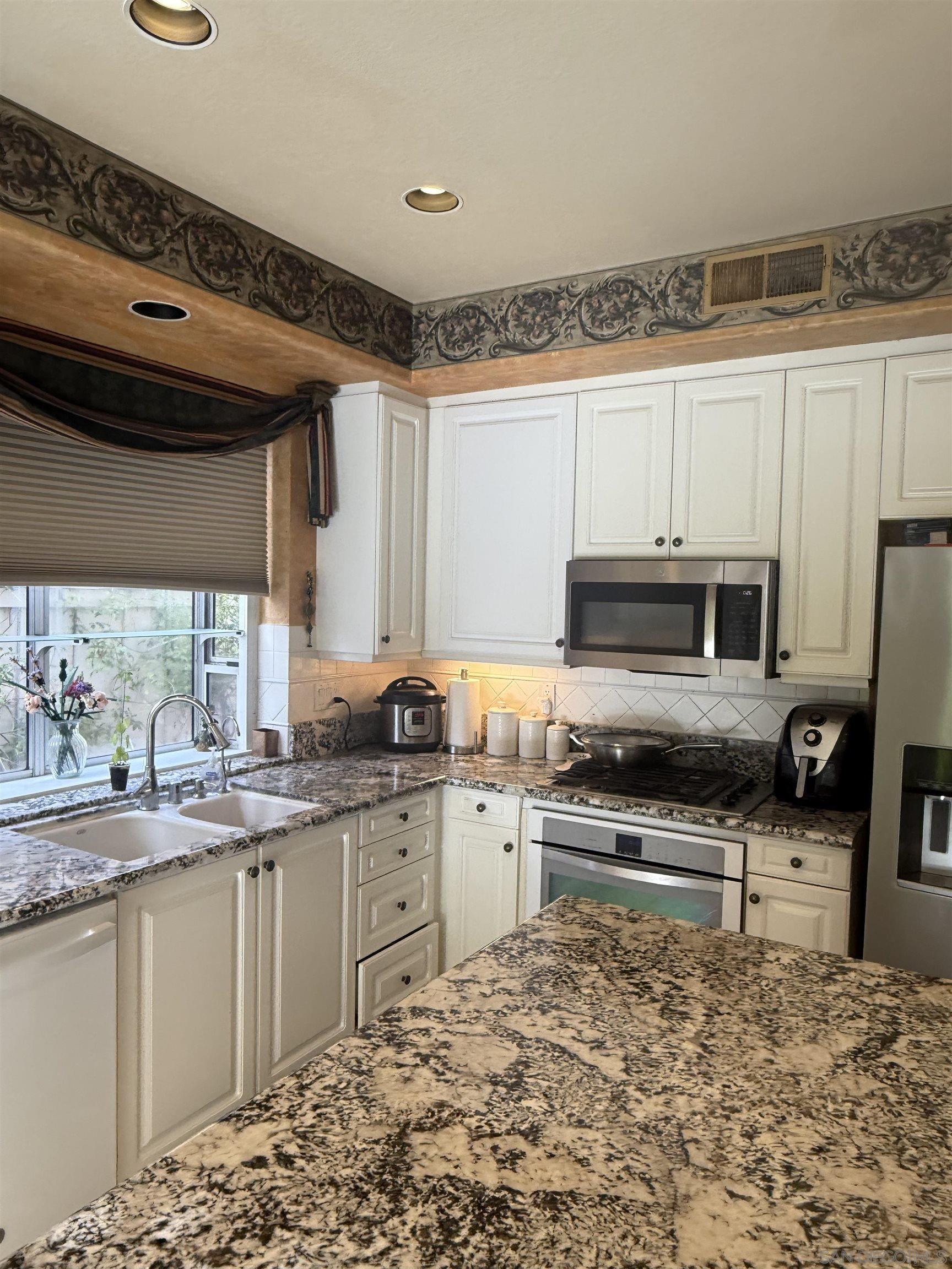 Detail Gallery Image 10 of 22 For 11373  Swan Canyon Rd, San Diego,  CA 92131 - 4 Beds | 3 Baths